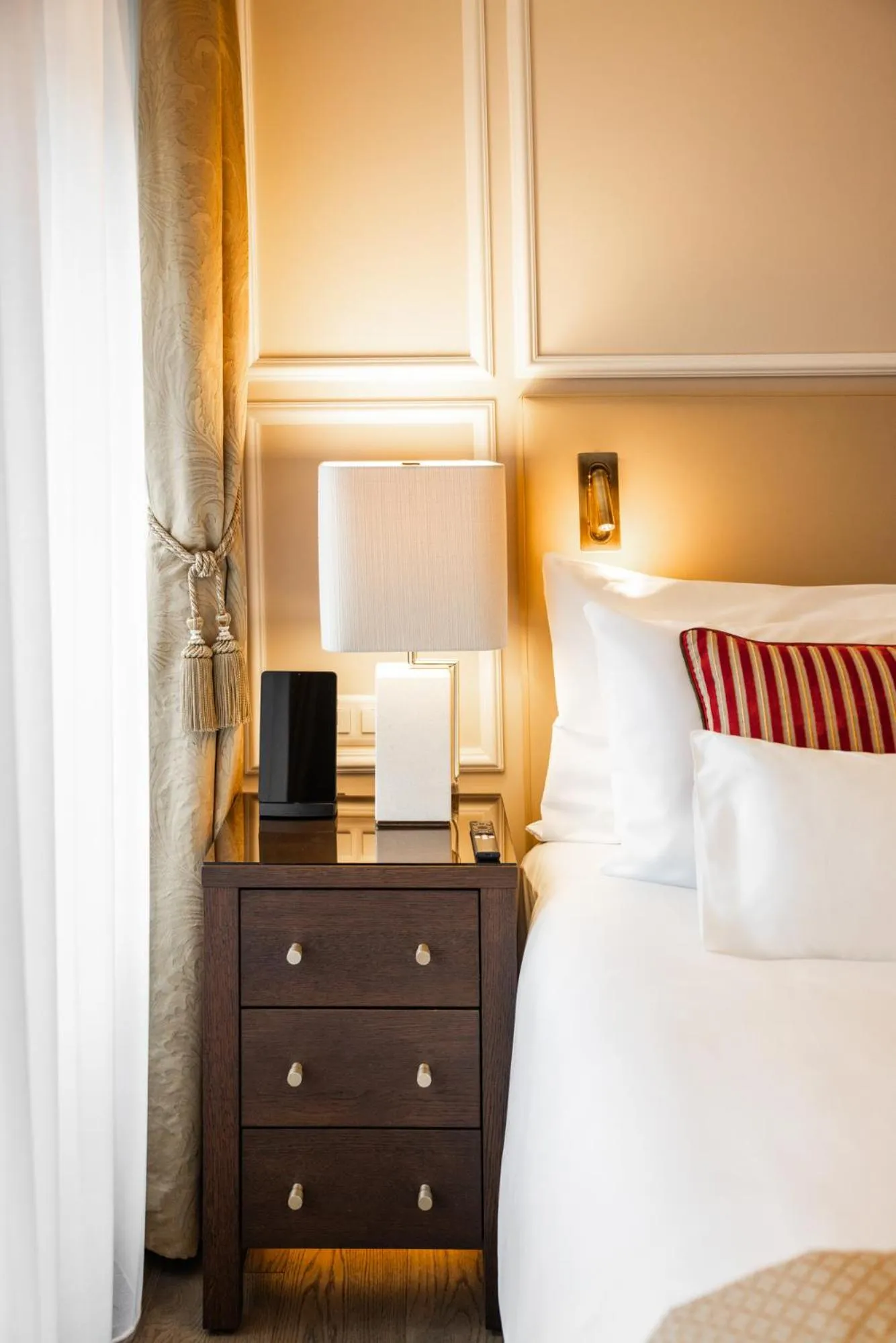 Bed in Grand Hotel National Luzern