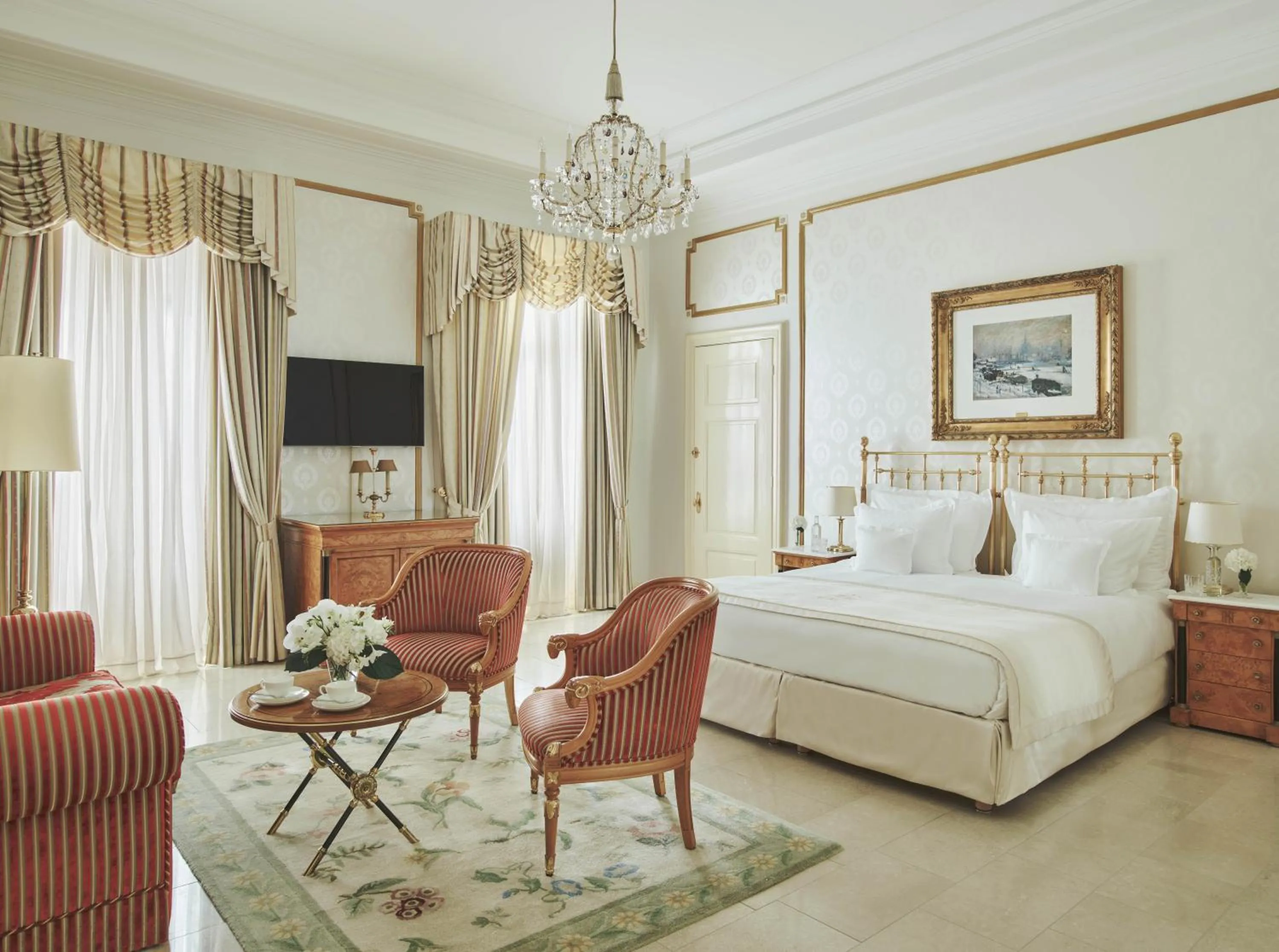 Bed in Grand Hotel National Luzern