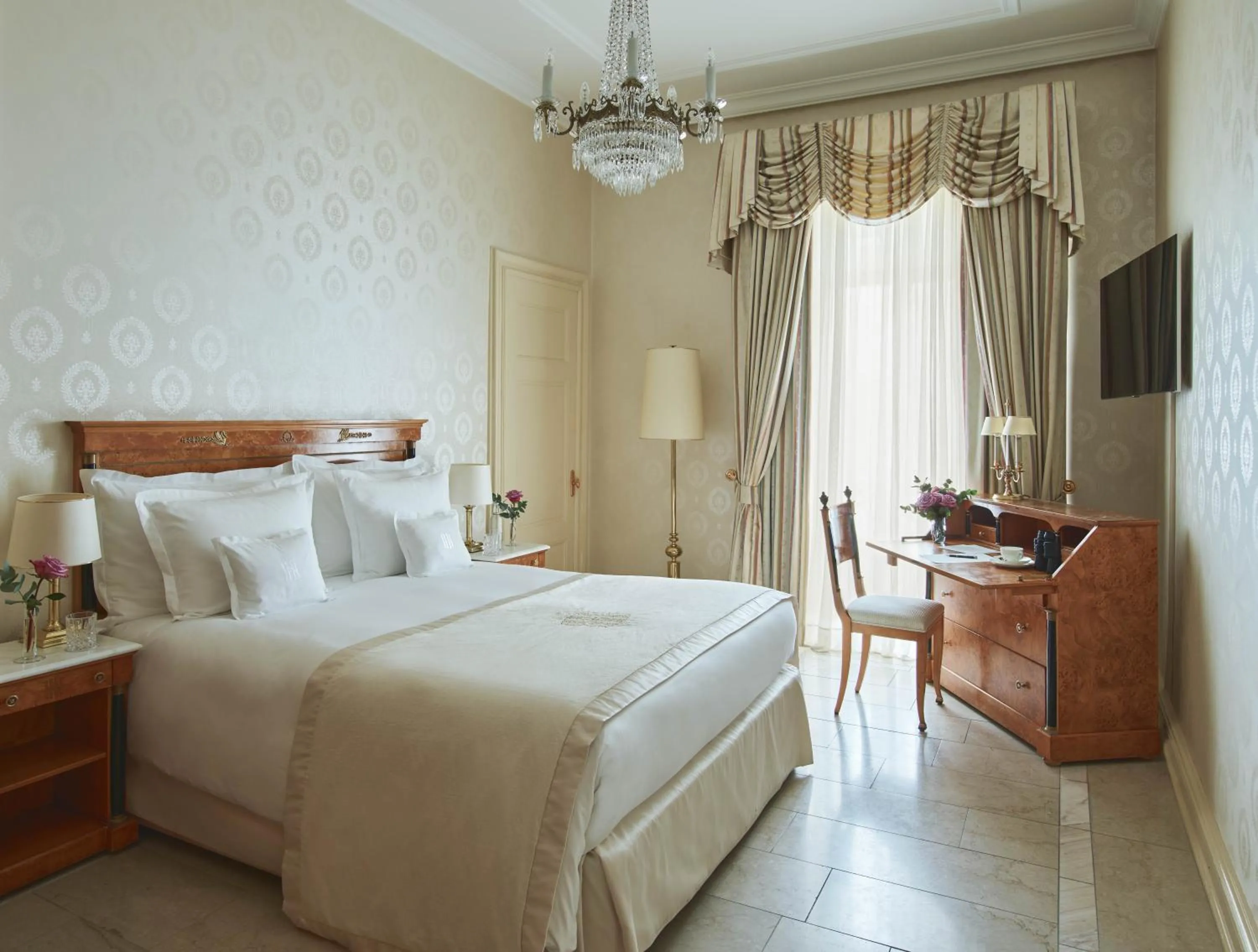 Bed in Grand Hotel National Luzern