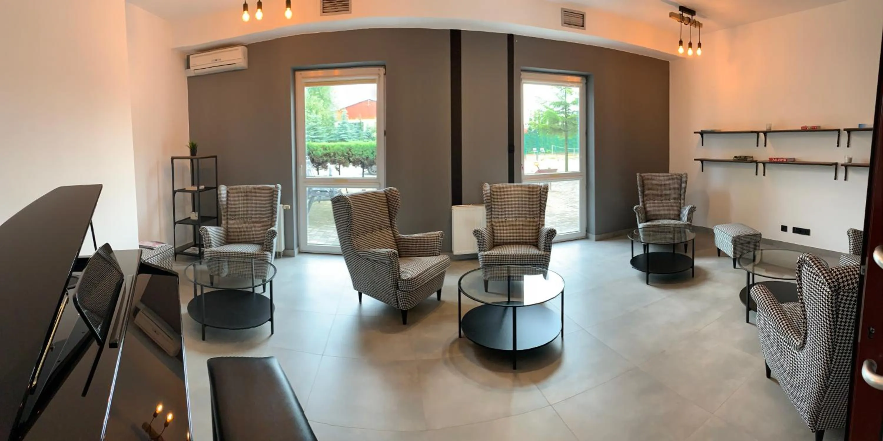 Restaurant/places to eat in Bell's Hotel