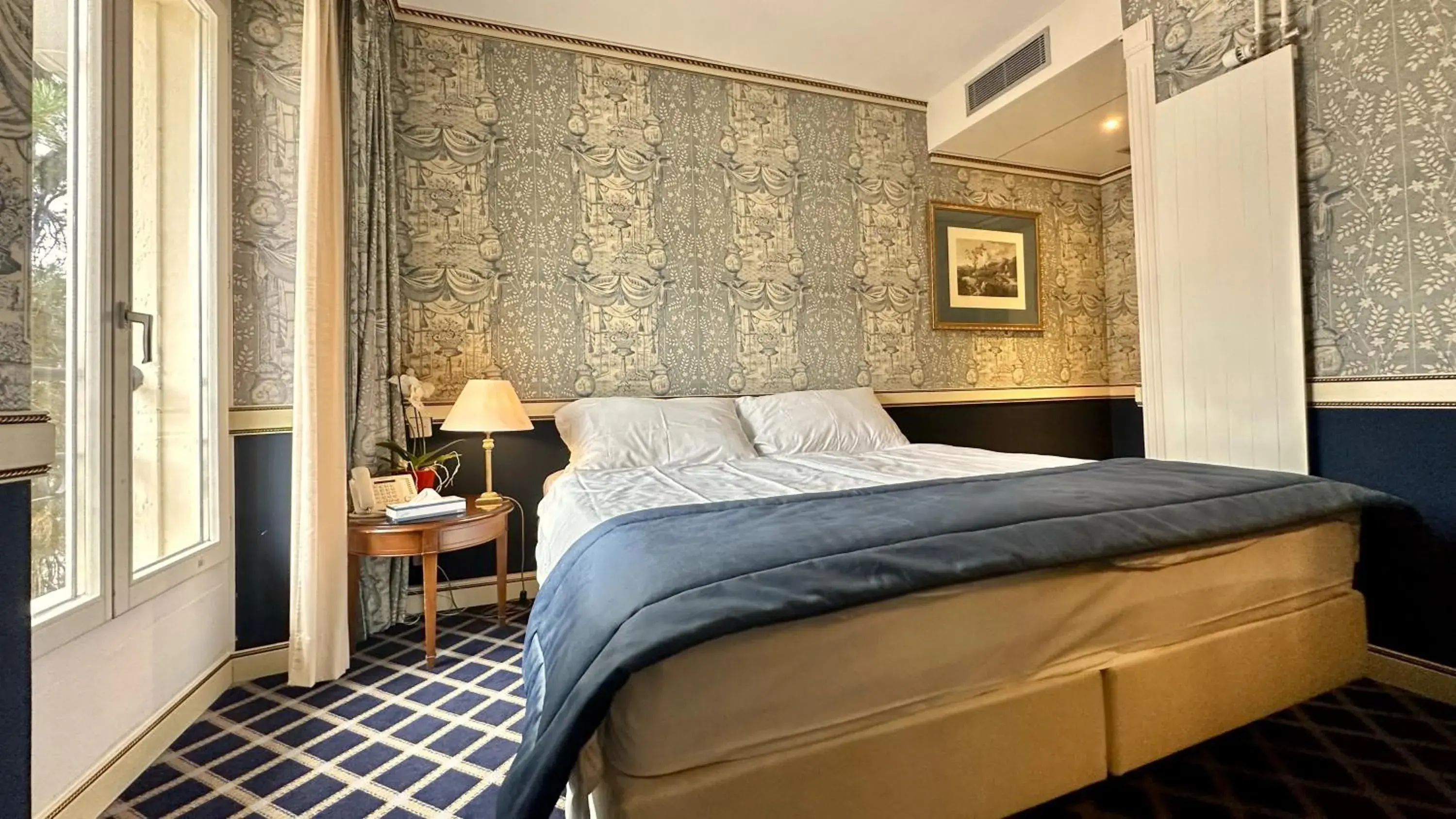 Photo of the whole room, Bed in Carlton Lausanne Boutique Hôtel Photo of the whole room, Bed in Carlton Lausanne Boutique Hôtel