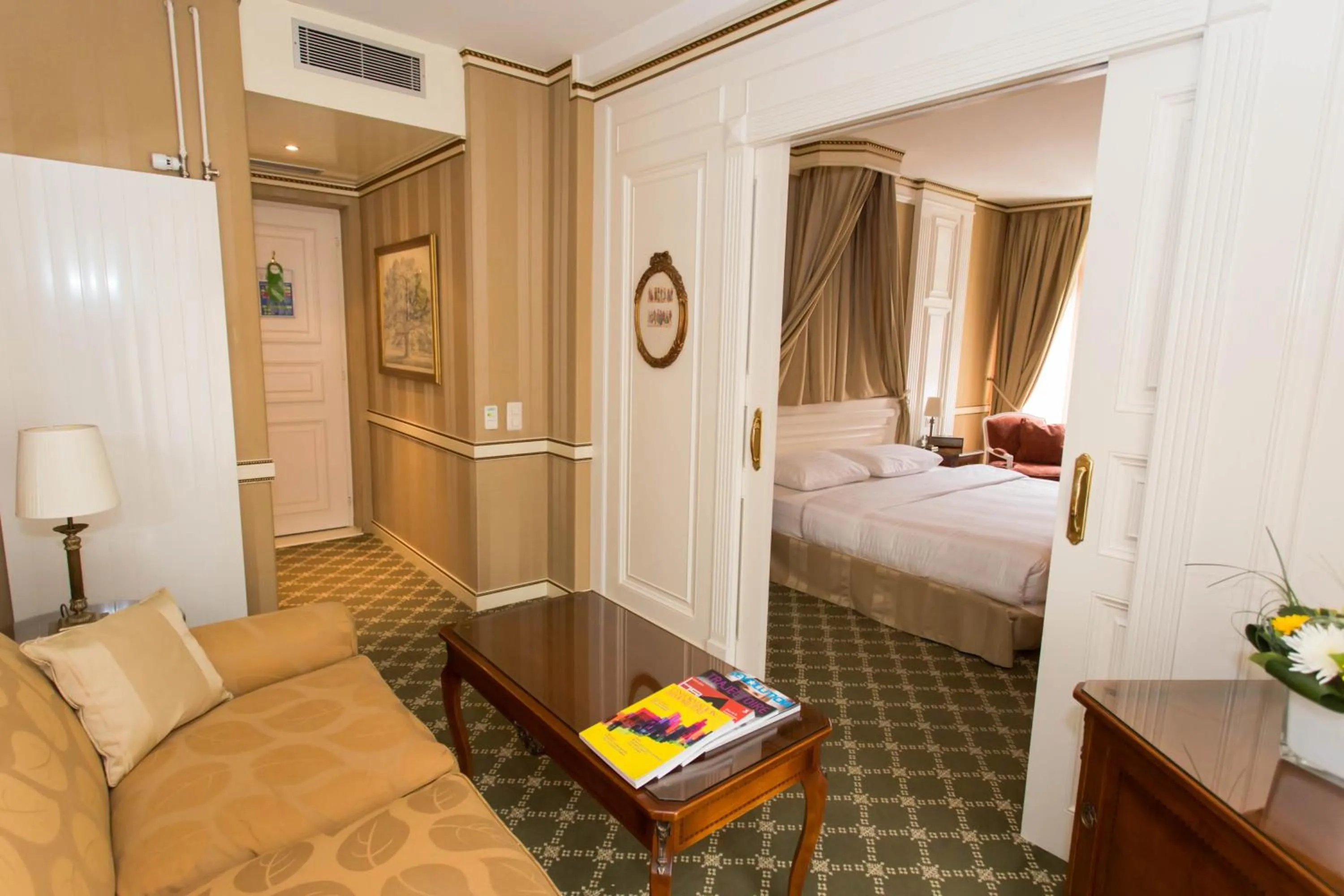 Living room, Bed in Carlton Lausanne Boutique Hôtel