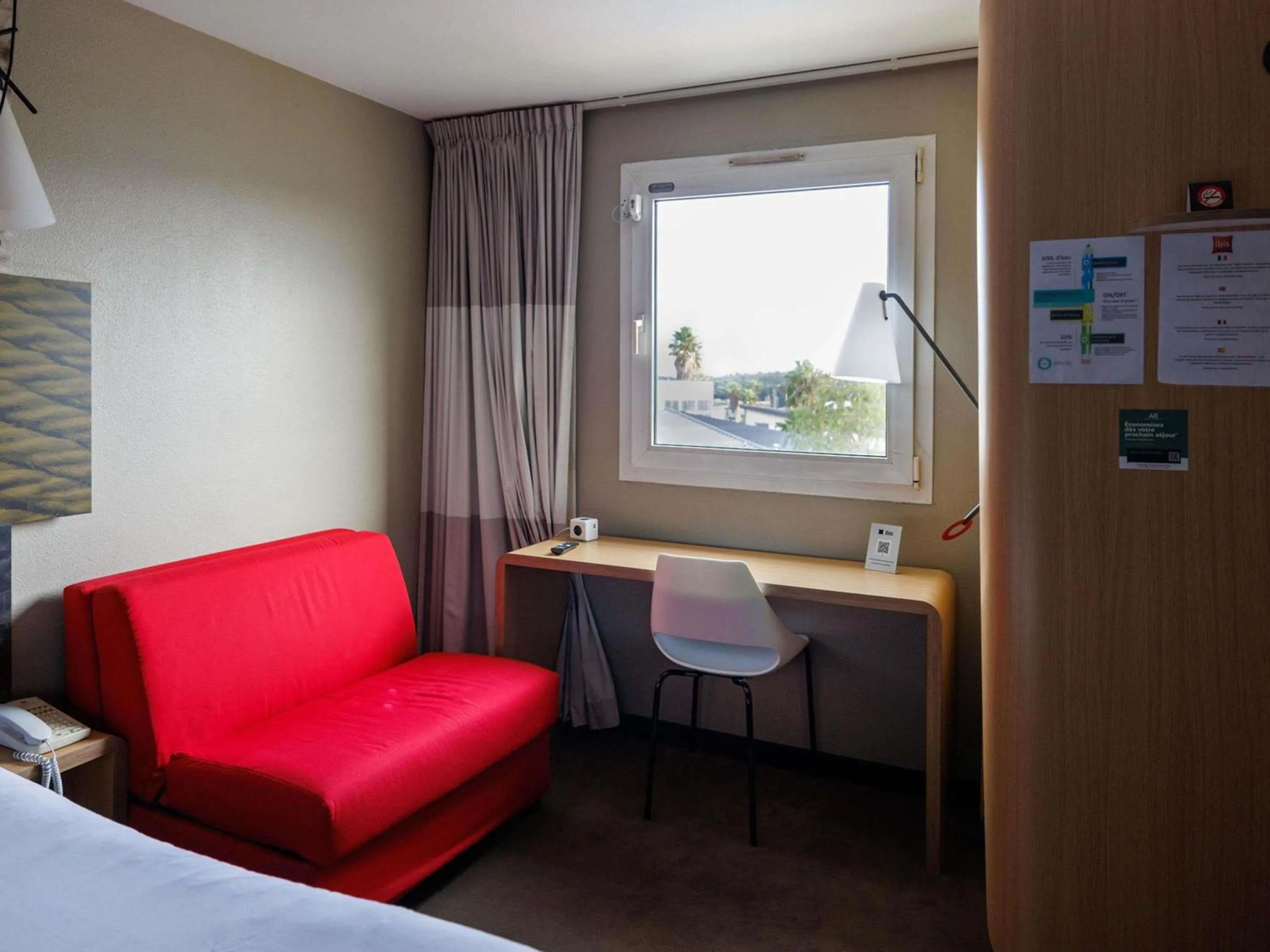 Bedroom, Bed in ibis Toulon La Valette