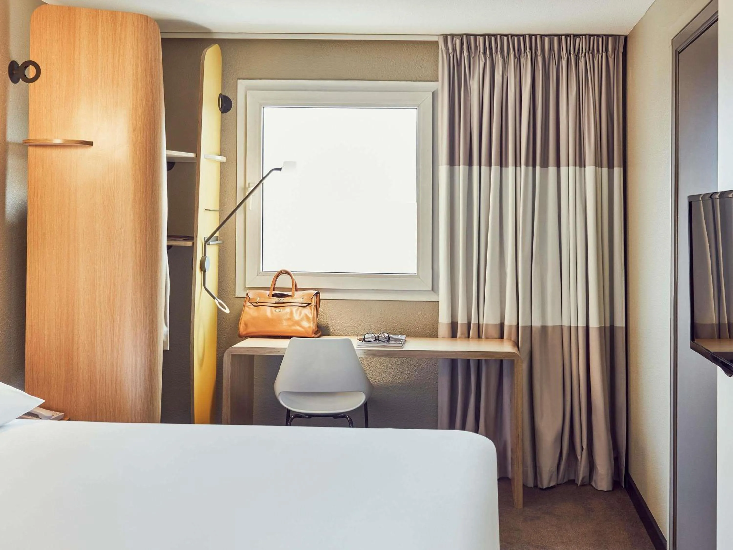 Bedroom, Bed in ibis Toulon La Valette