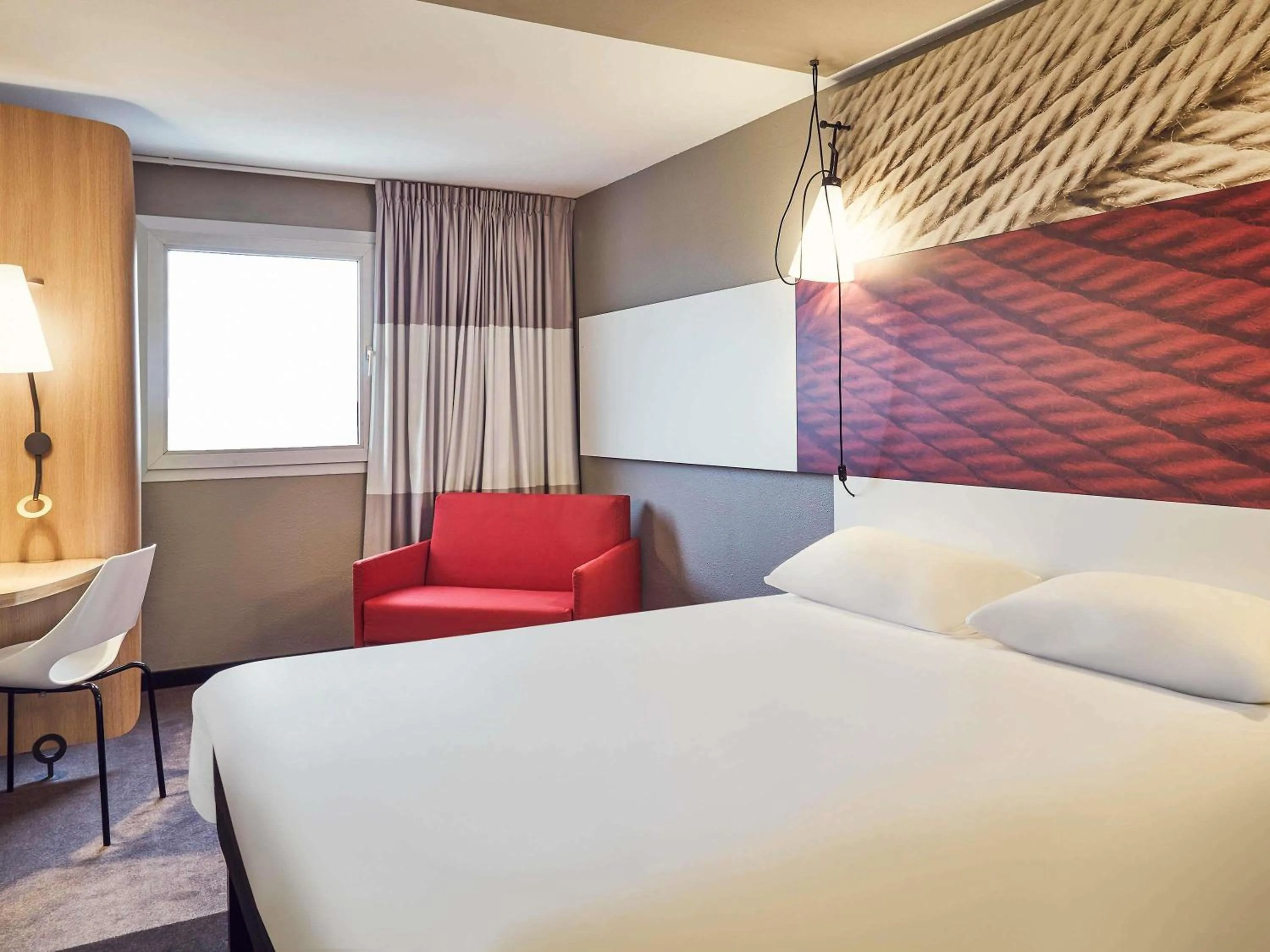 Property building, Bed in ibis Toulon La Valette