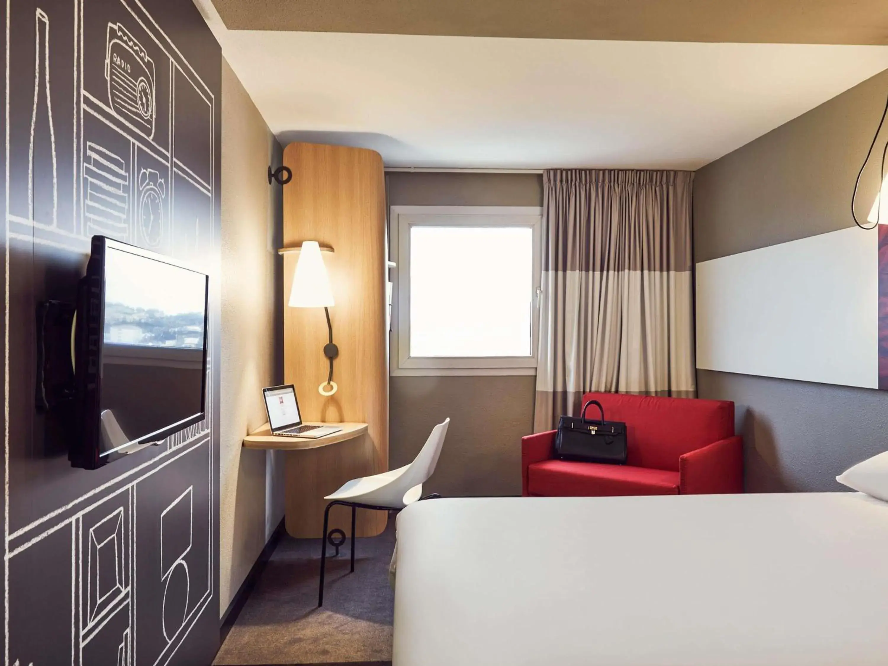 Bedroom, Bed in ibis Toulon La Valette Bedroom, Bed in ibis Toulon La Valette