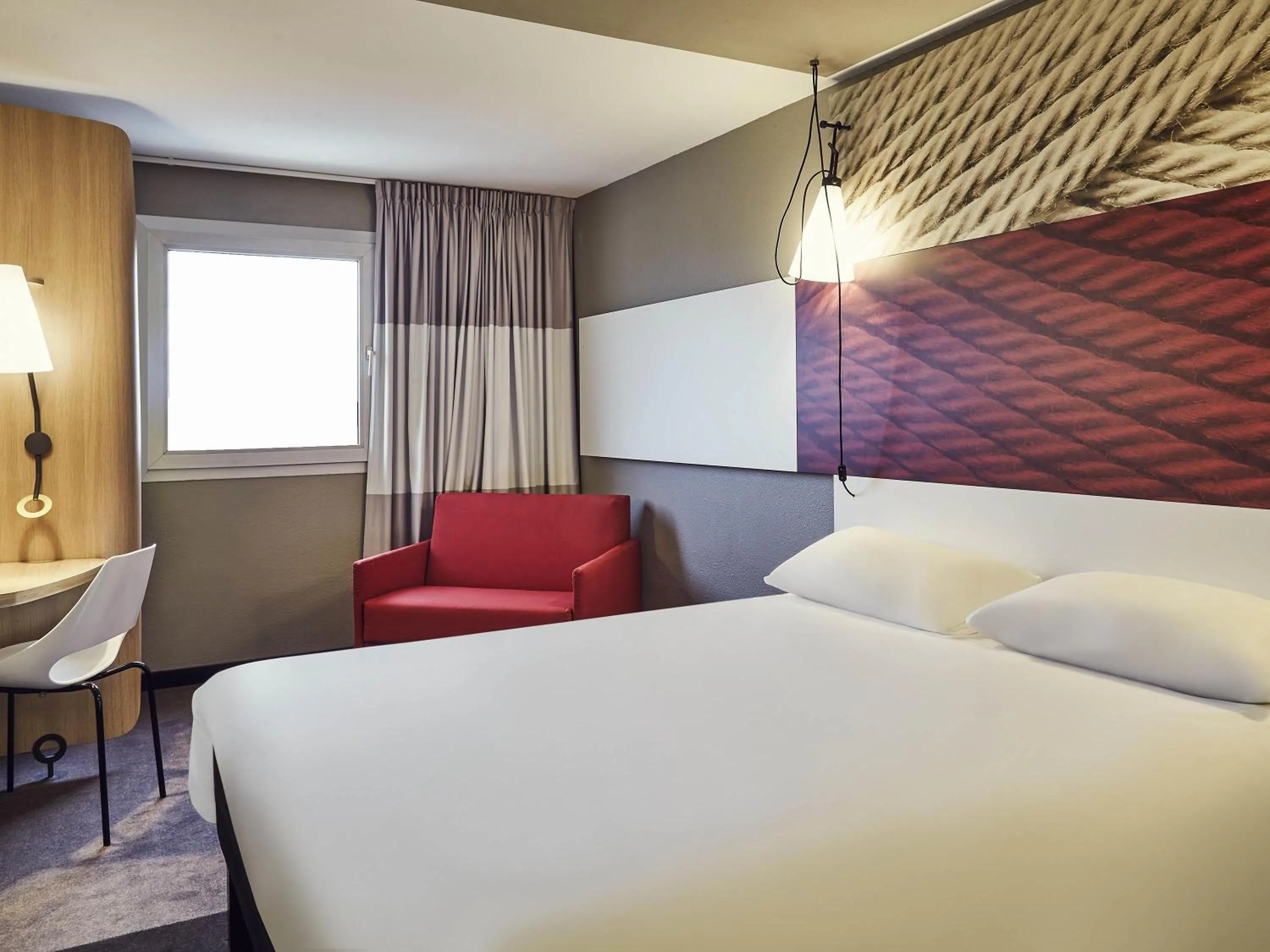 Bedroom, Bed in ibis Toulon La Valette