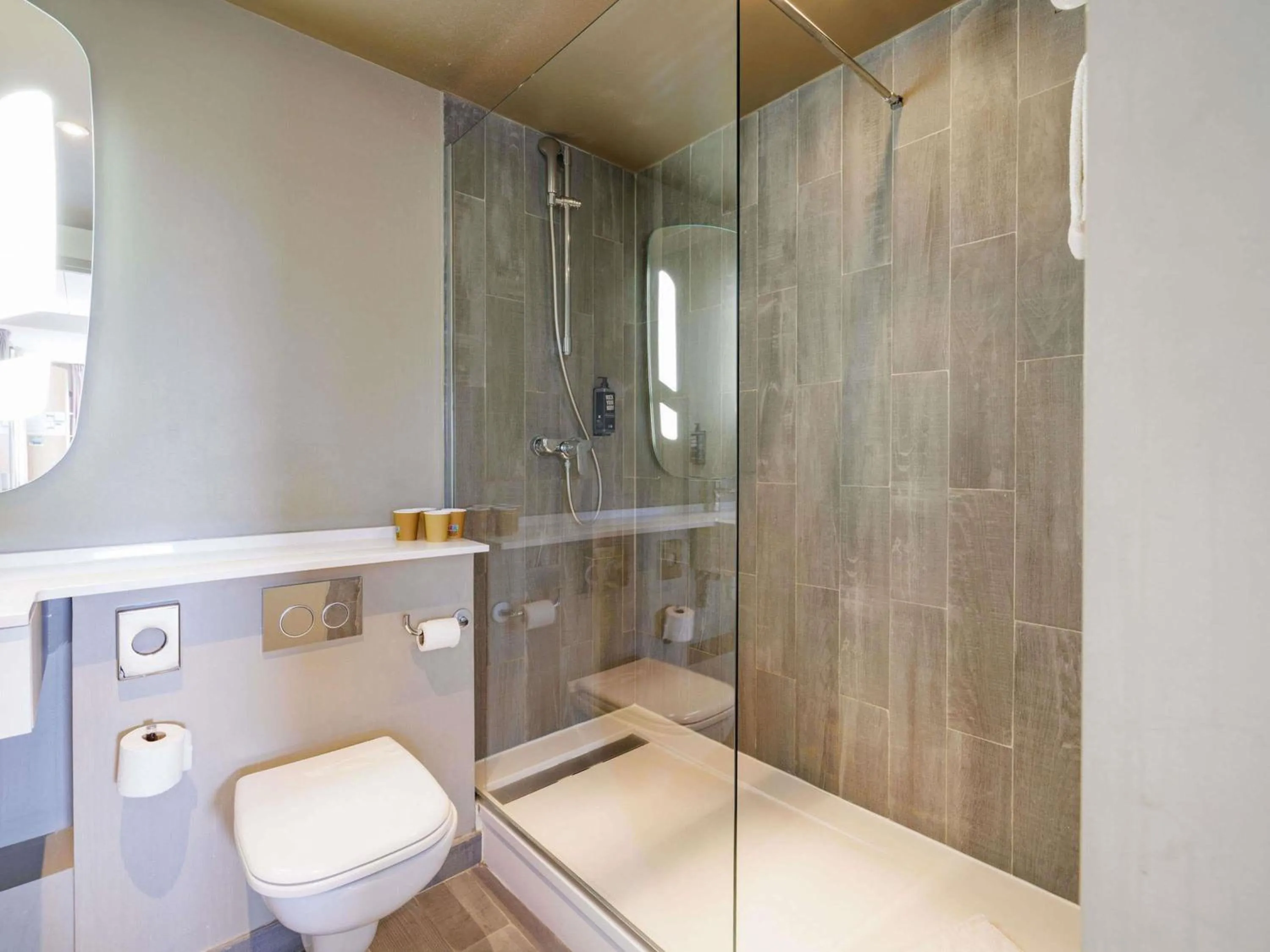 Bedroom in ibis Toulon La Valette