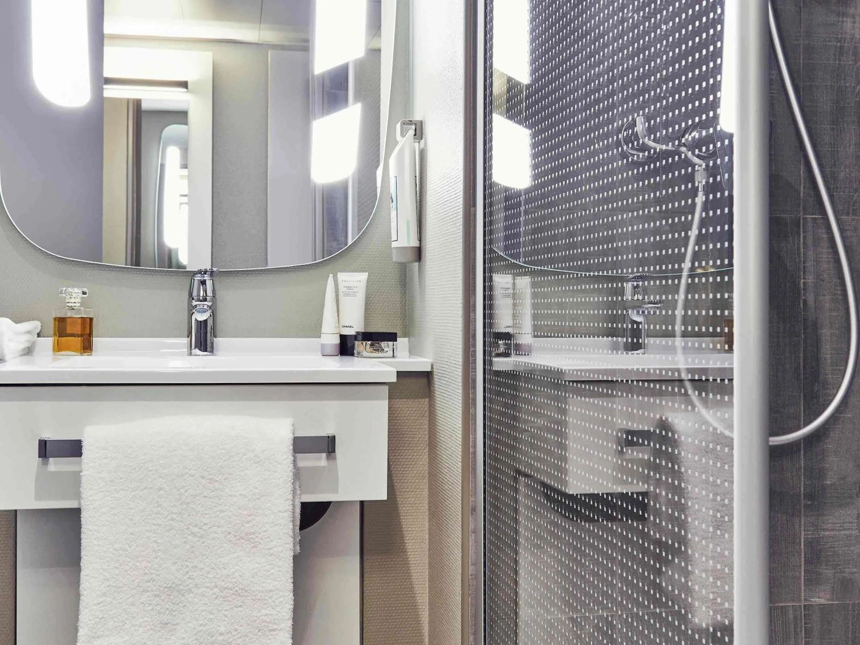 Bedroom in ibis Toulon La Valette