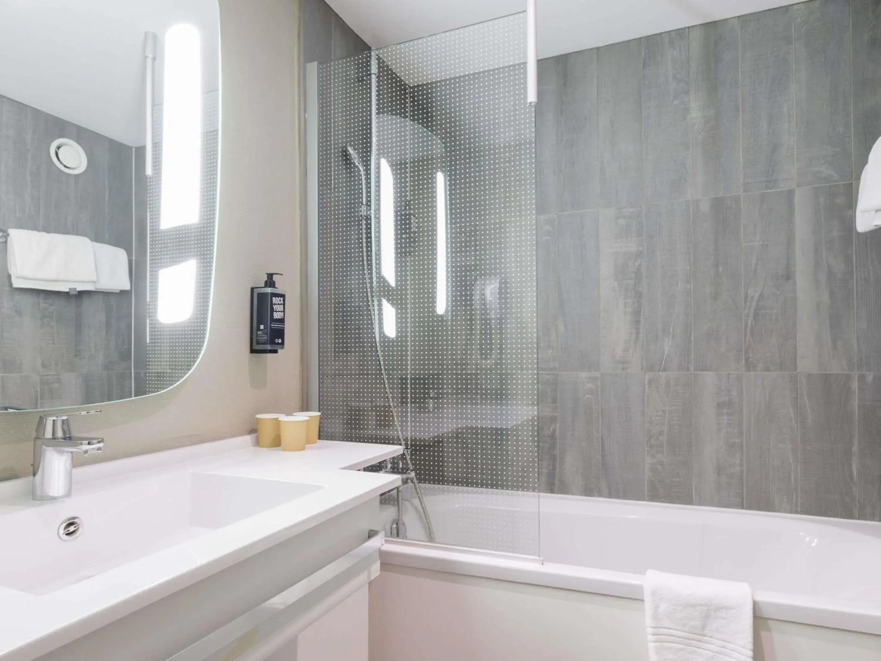 Bedroom in ibis Toulon La Valette Bedroom in ibis Toulon La Valette