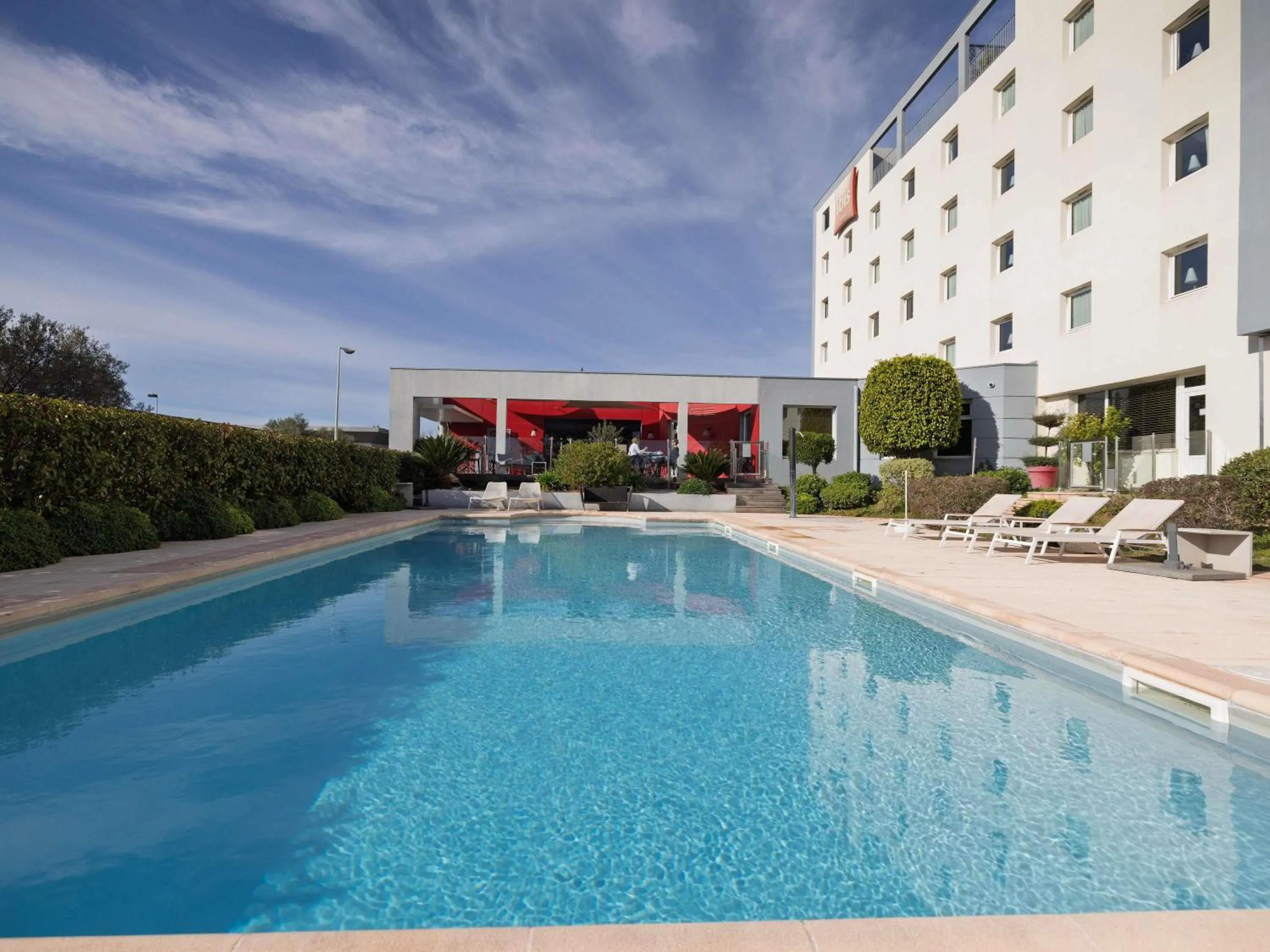 Pool view in ibis Toulon La Valette