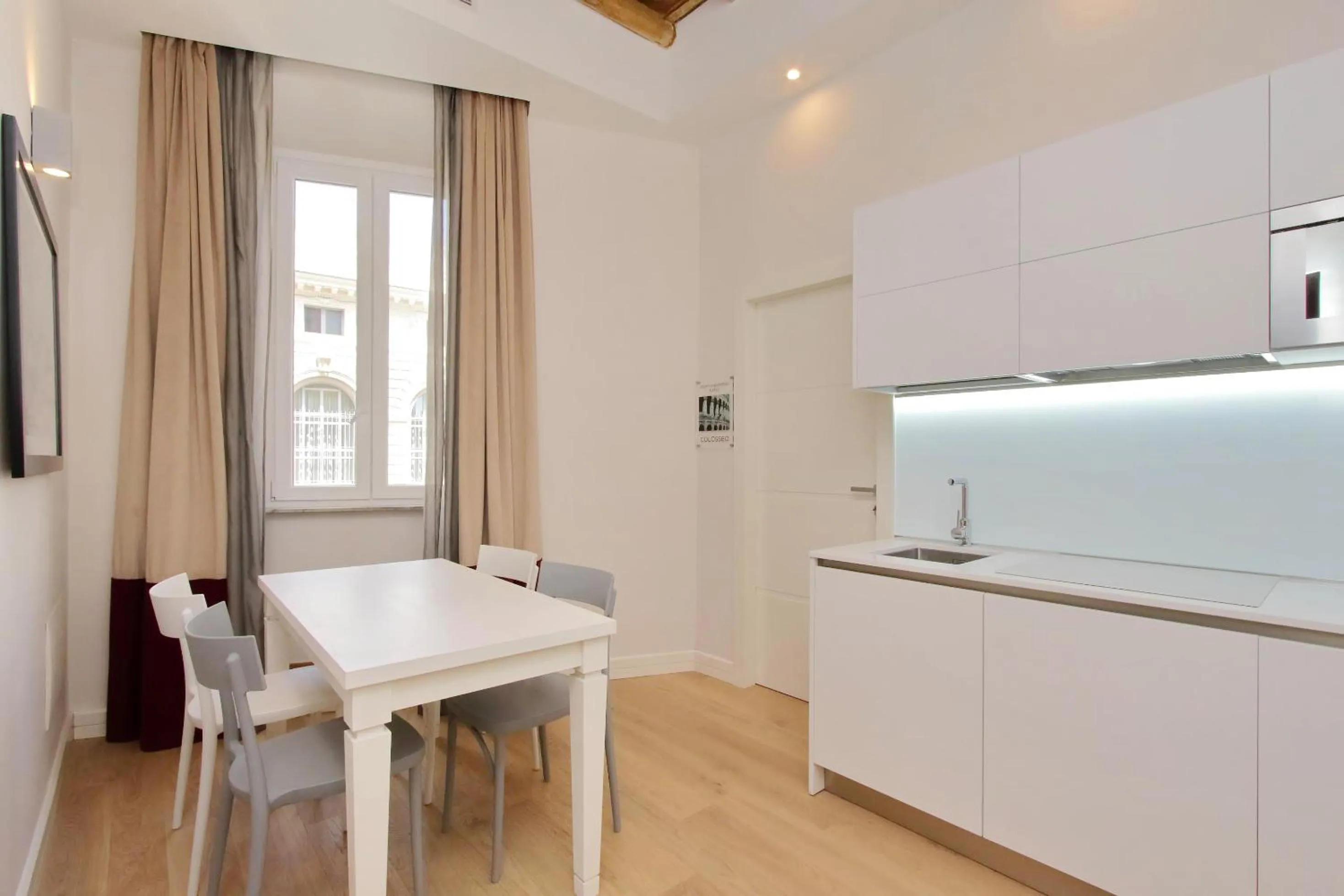 Dining area in Monti Panisperna suites