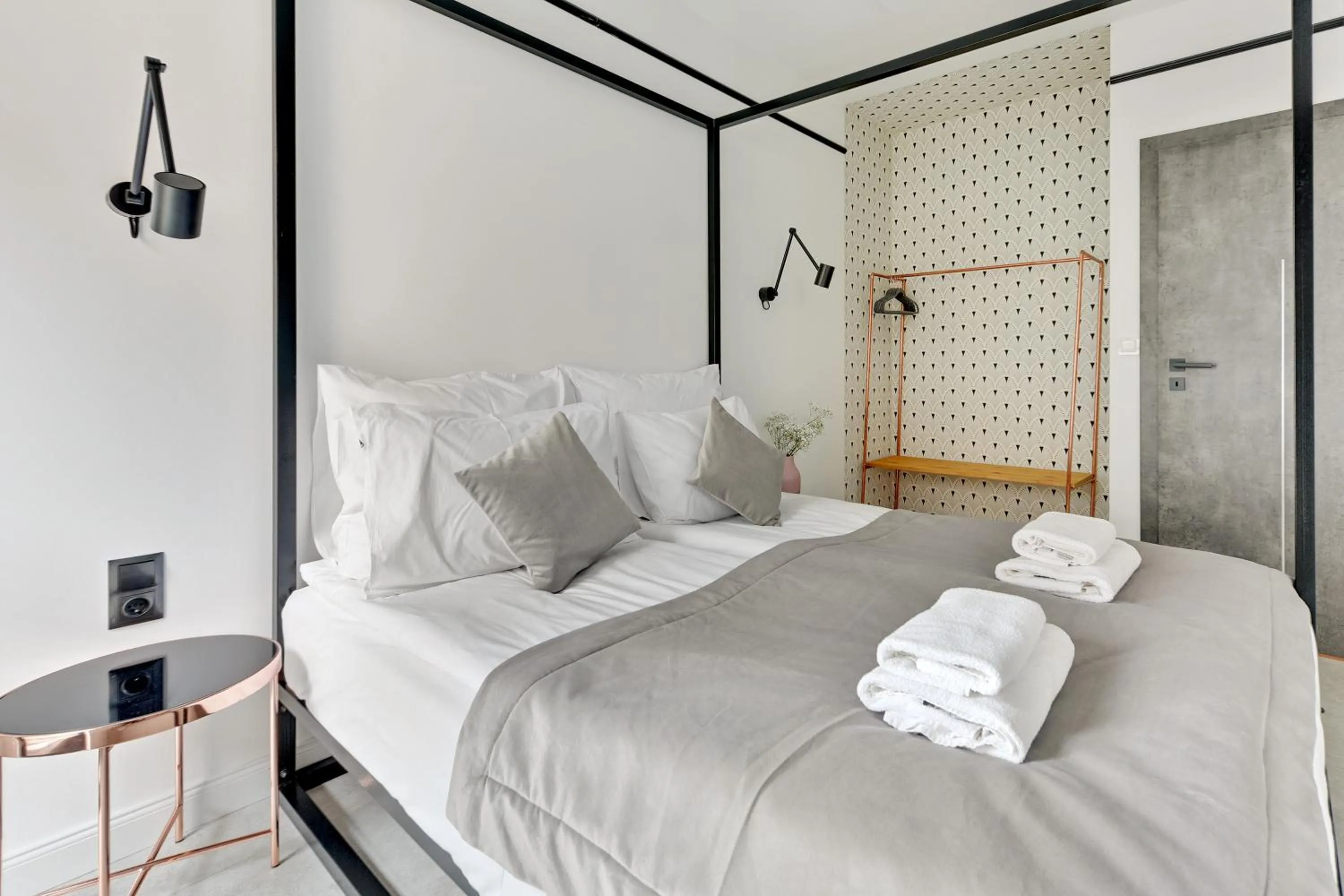 Bed in Aura III Apartments & Free Parking by Downtown Apartments