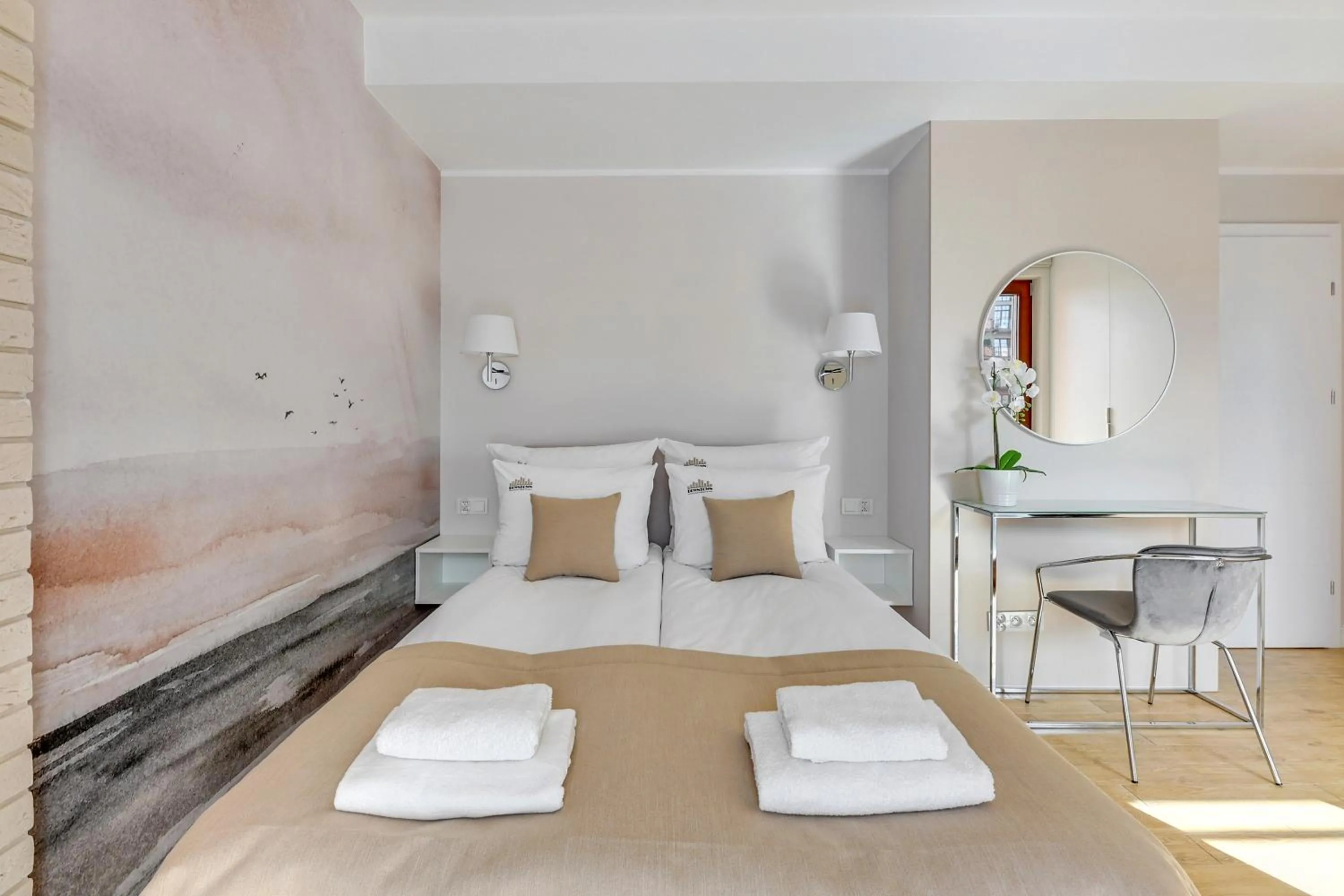 Bed in Aura III Apartments & Free Parking by Downtown Apartments
