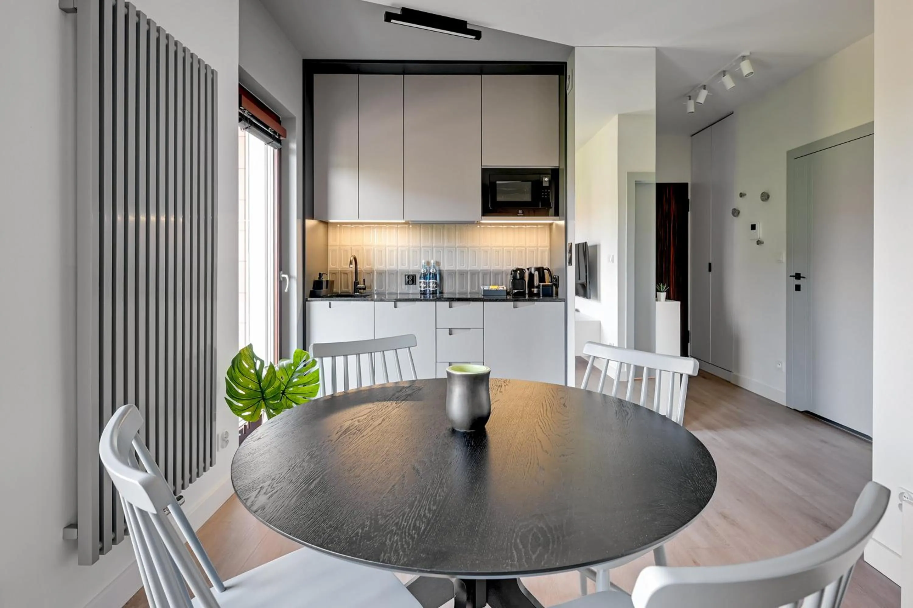 Kitchen or kitchenette in Aura III Apartments & Free Parking by Downtown Apartments