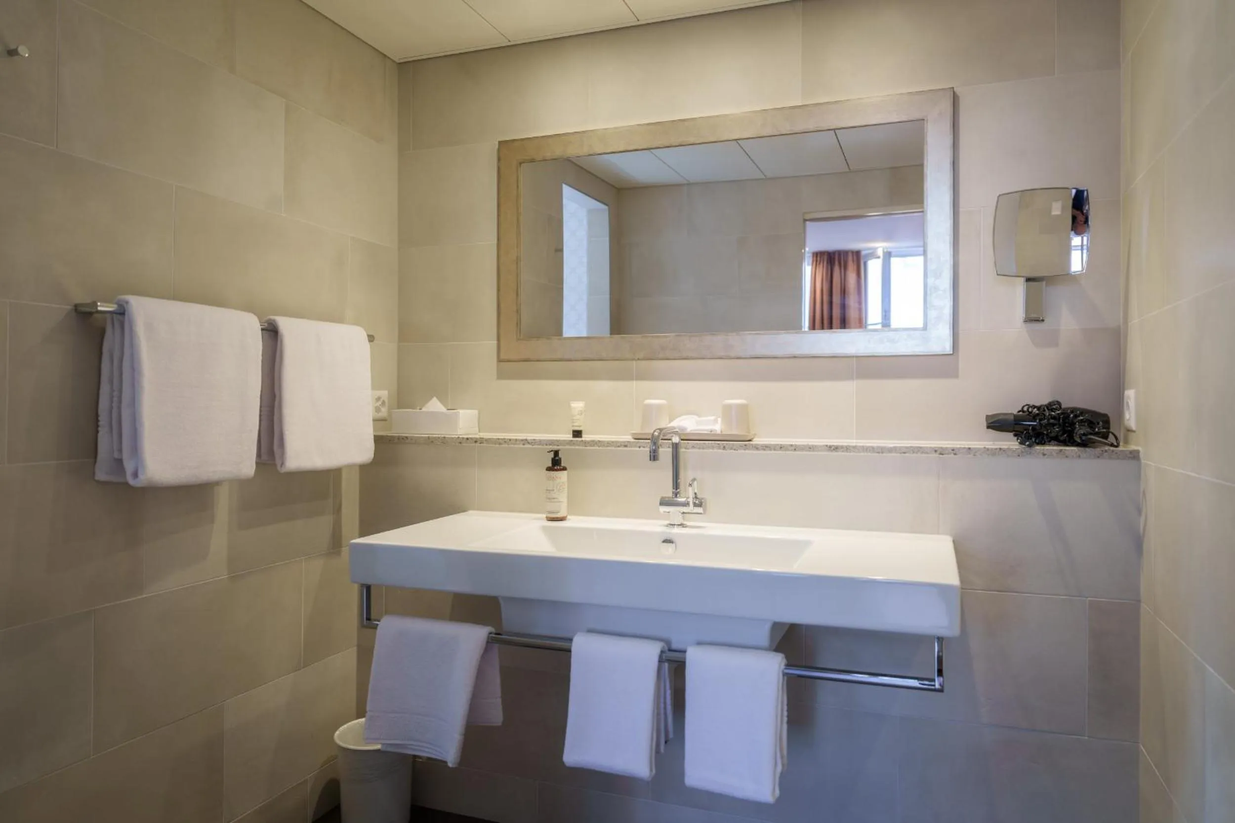 Bathroom in Hotel Schweizerhof Basel