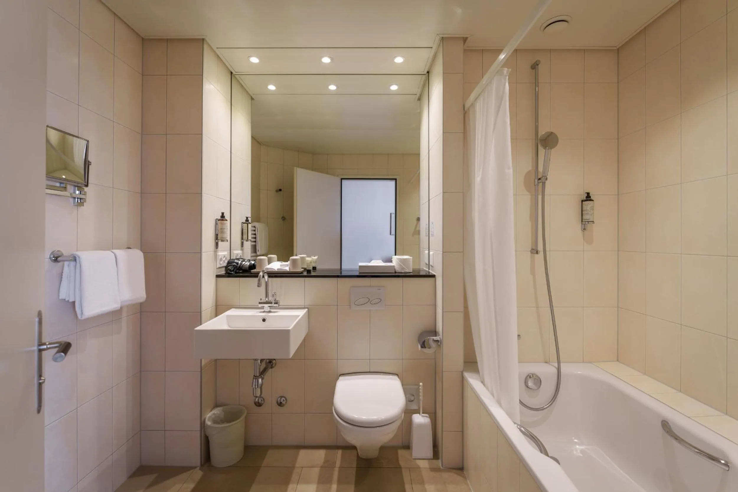 Bathroom in Hotel Schweizerhof Basel