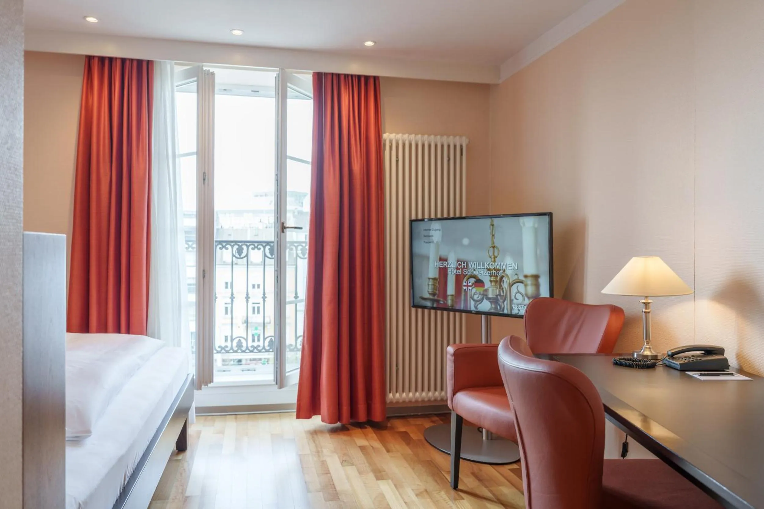 Photo of the whole room, Bed in Hotel Schweizerhof Basel