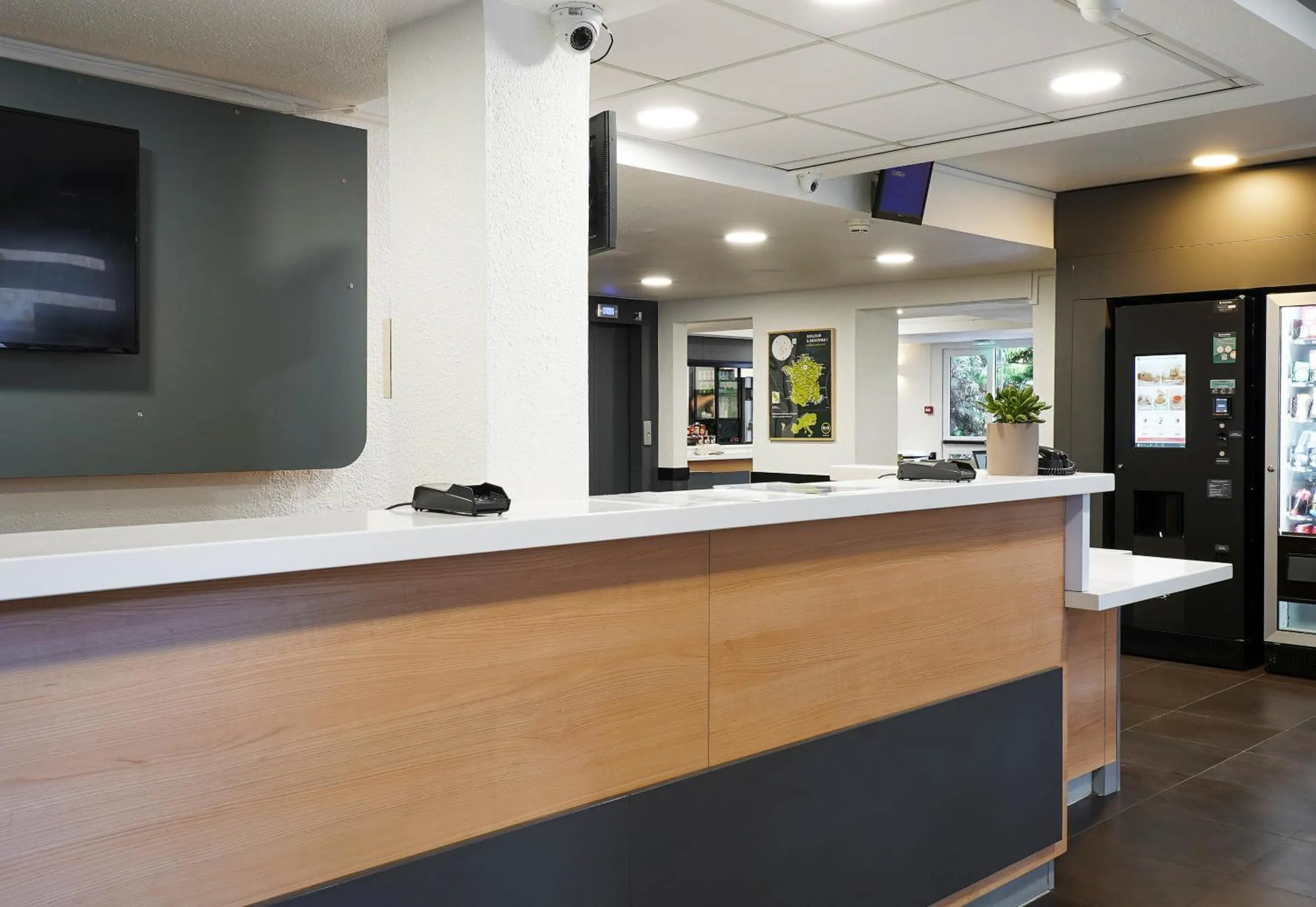 Lobby or reception in B&B HOTEL Marseille Parc Chanot