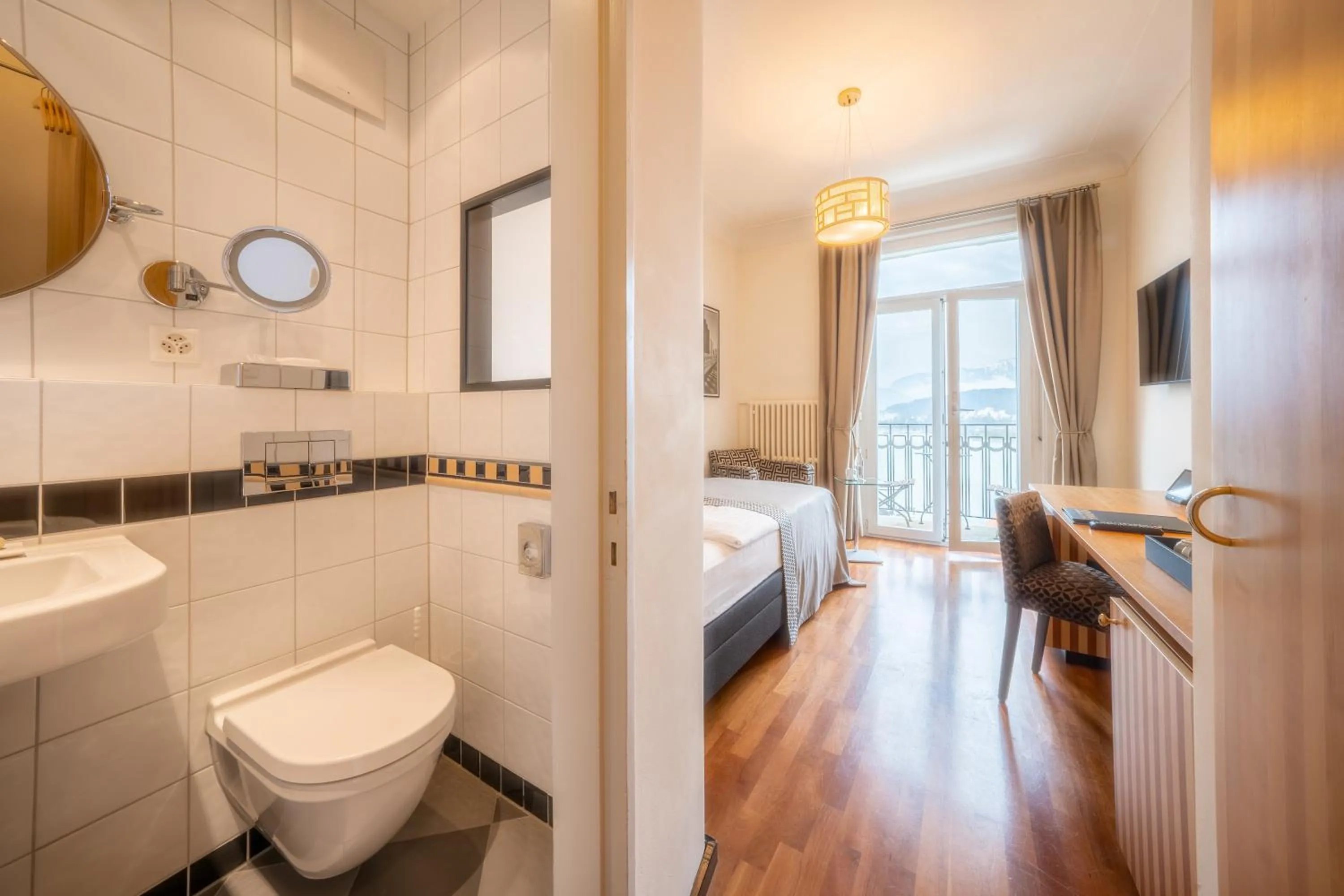 Bathroom in Art Deco Hotel Montana