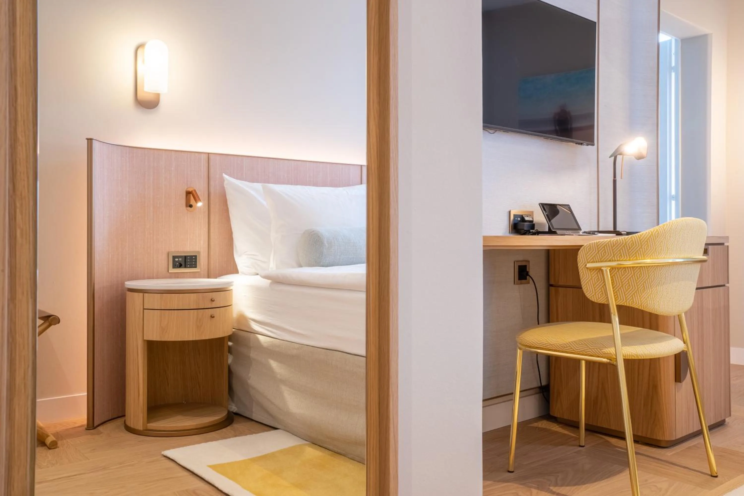 TV and multimedia, Bathroom in Art Deco Hotel Montana