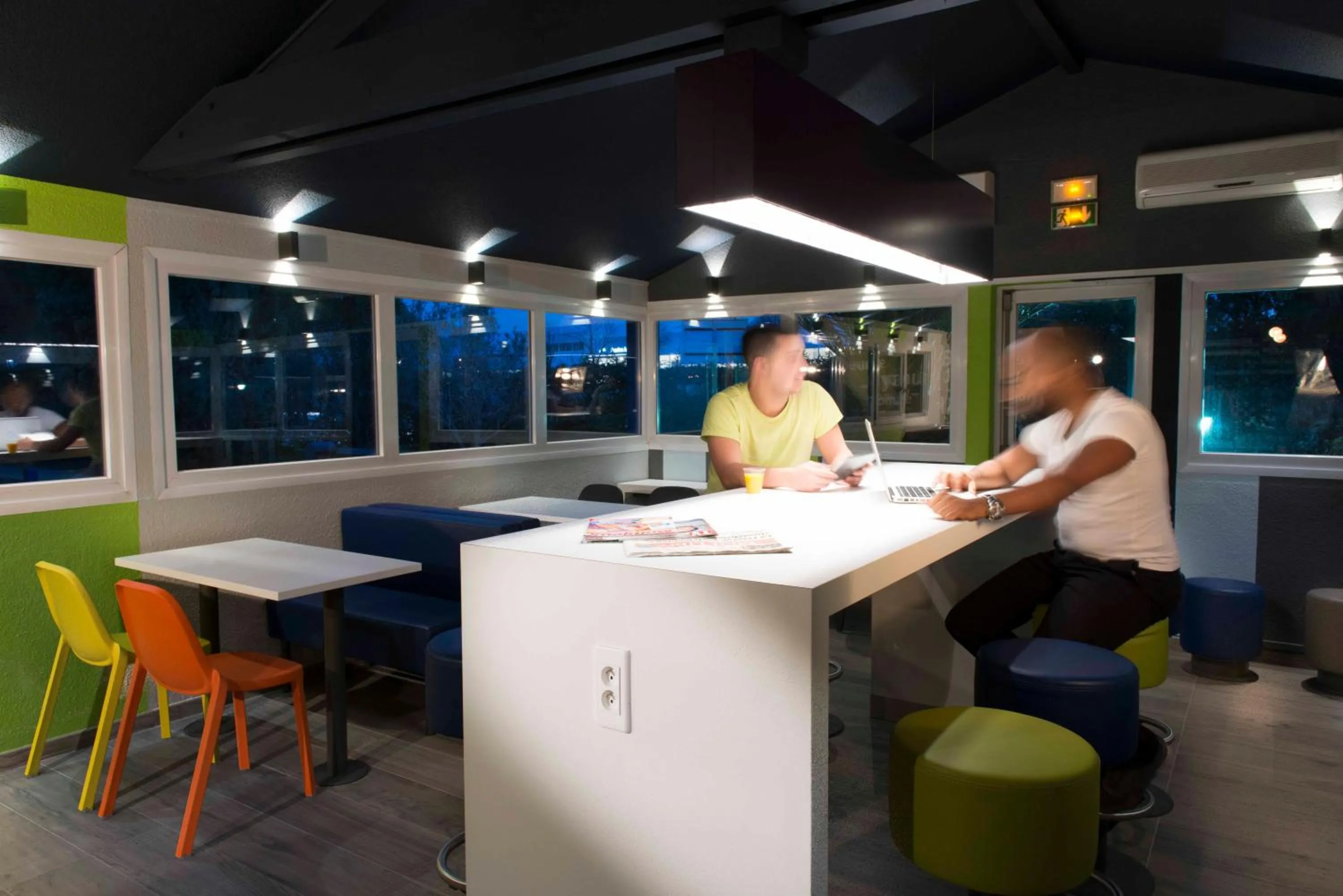 Lounge or bar in Ibis Budget Béziers Est La Giniesse