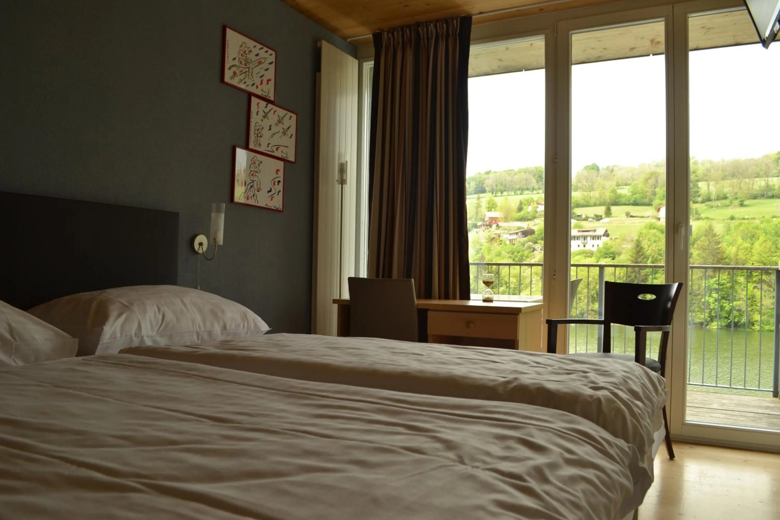 Bed in Hotel Les Rives Du Doubs