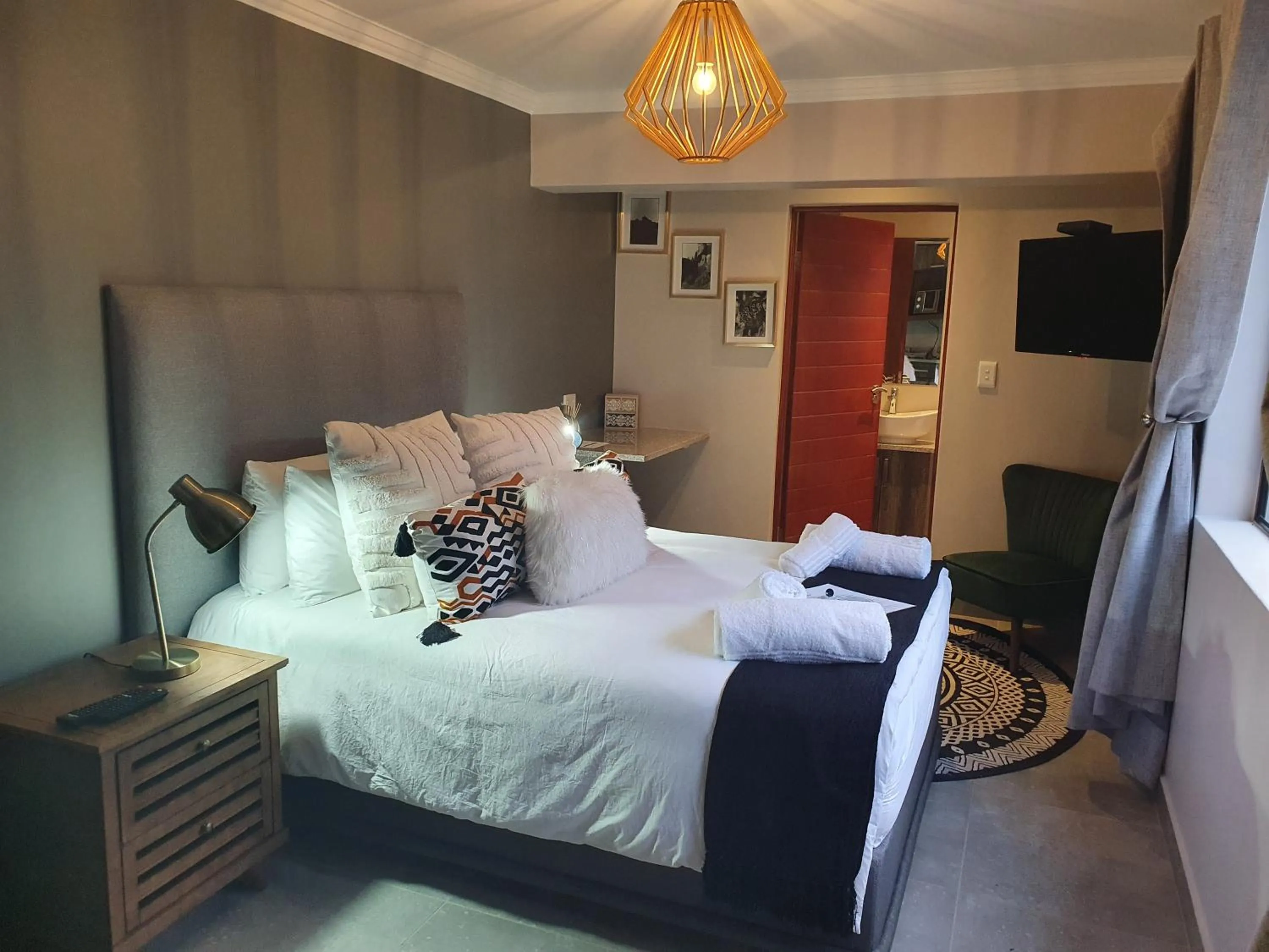 Photo of the whole room, Bed in Sleep@84