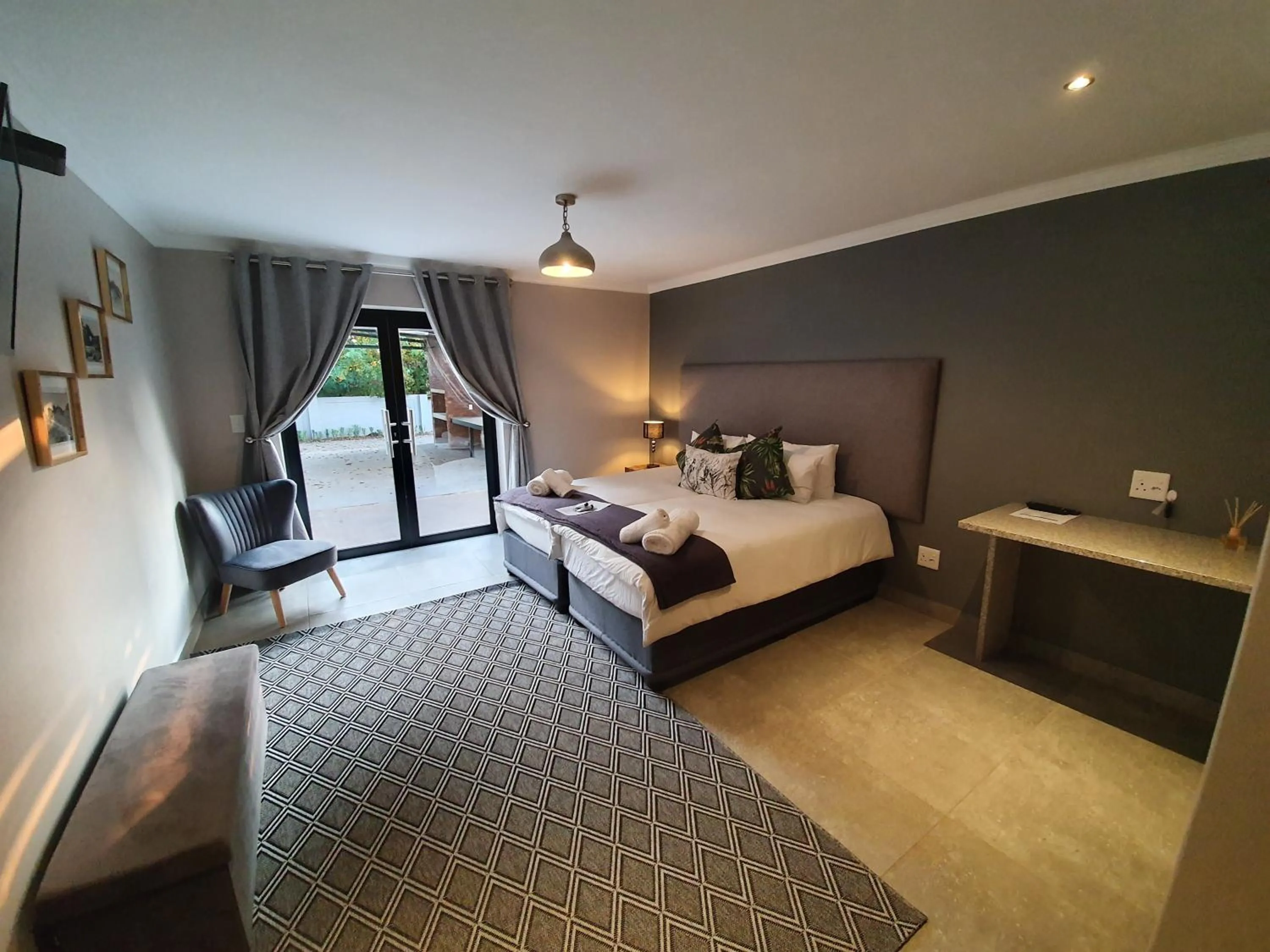 Photo of the whole room, Bed in Sleep@84