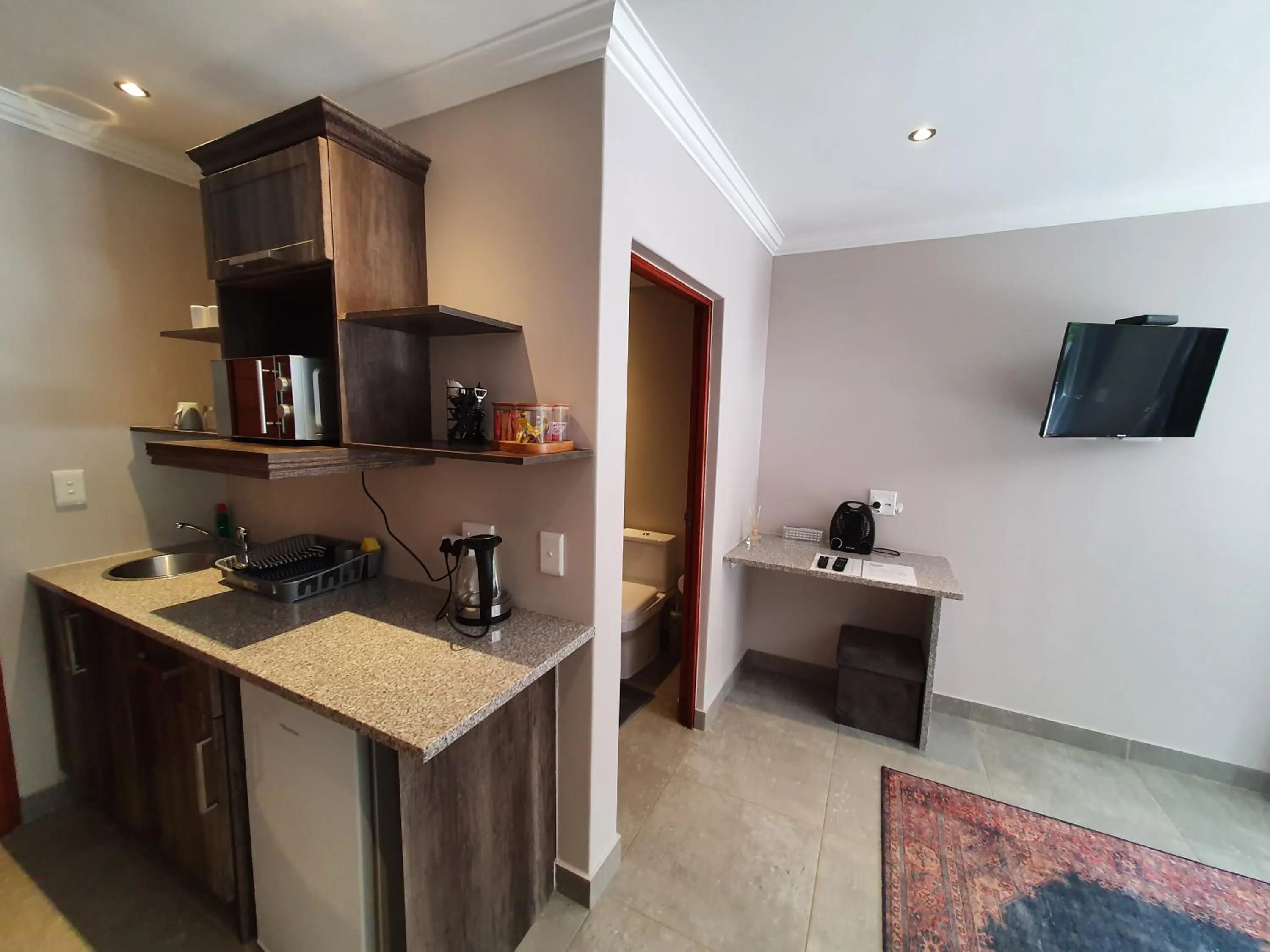 Kitchen or kitchenette in Sleep@84