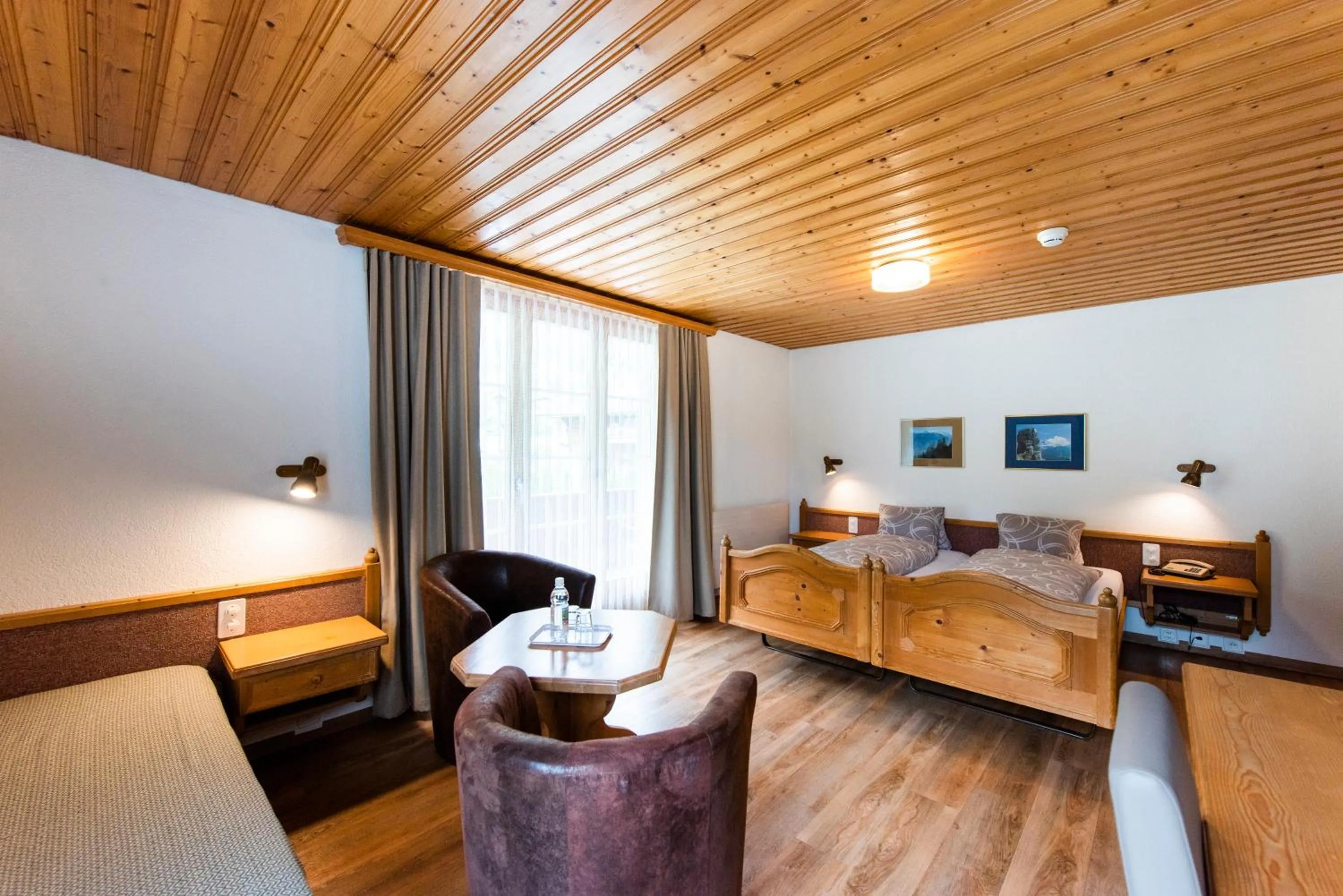 Seating area, Bed in Hotel Brienzerburli