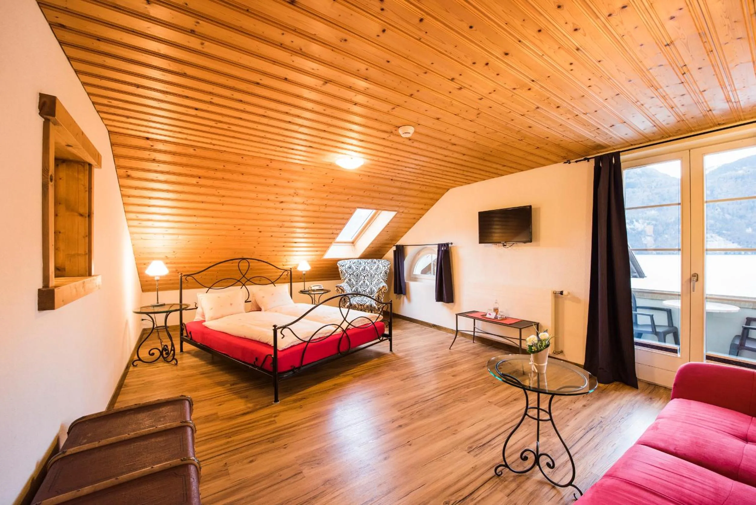 Photo of the whole room, Bed in Hotel Brienzerburli