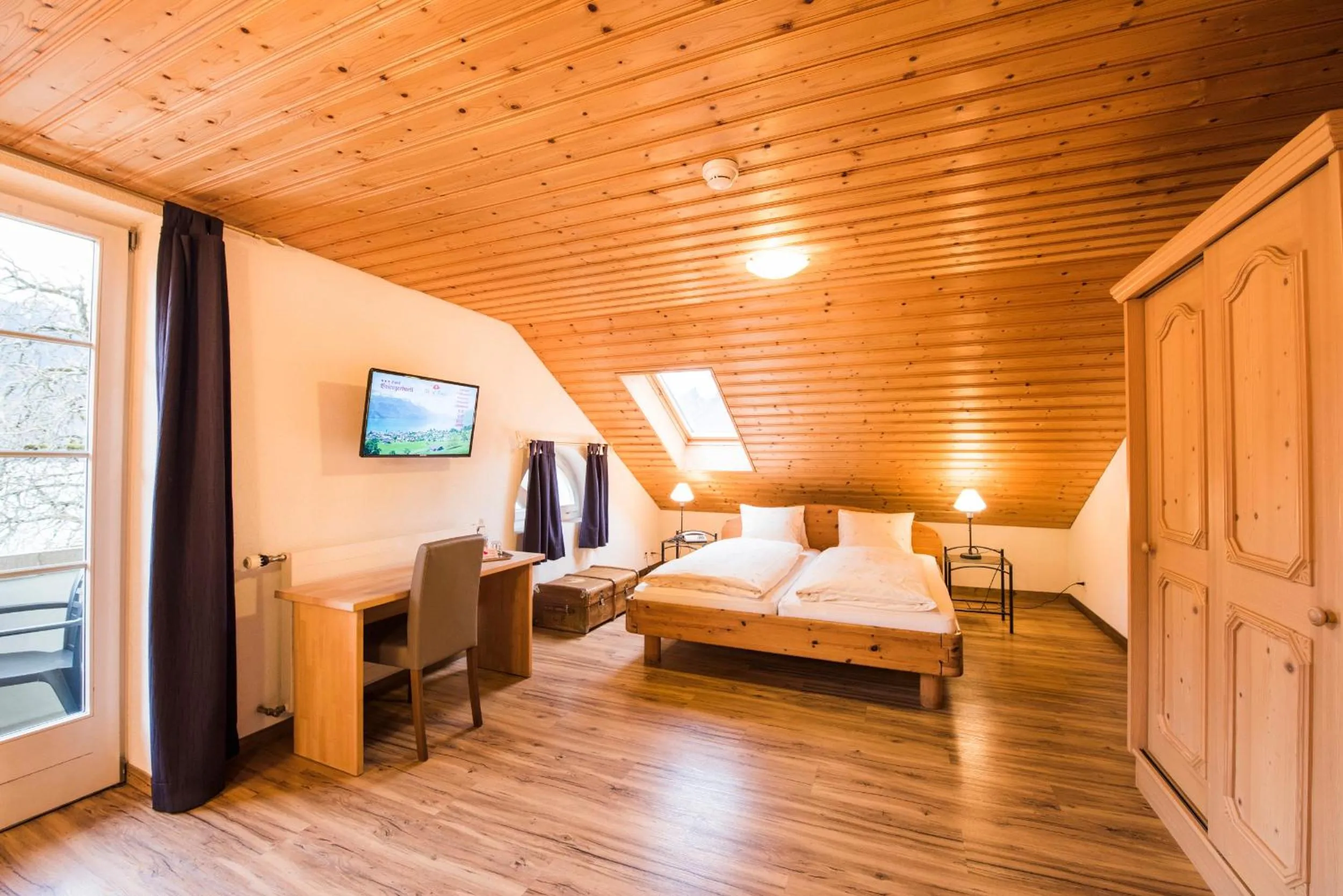 Photo of the whole room, Bed in Hotel Brienzerburli