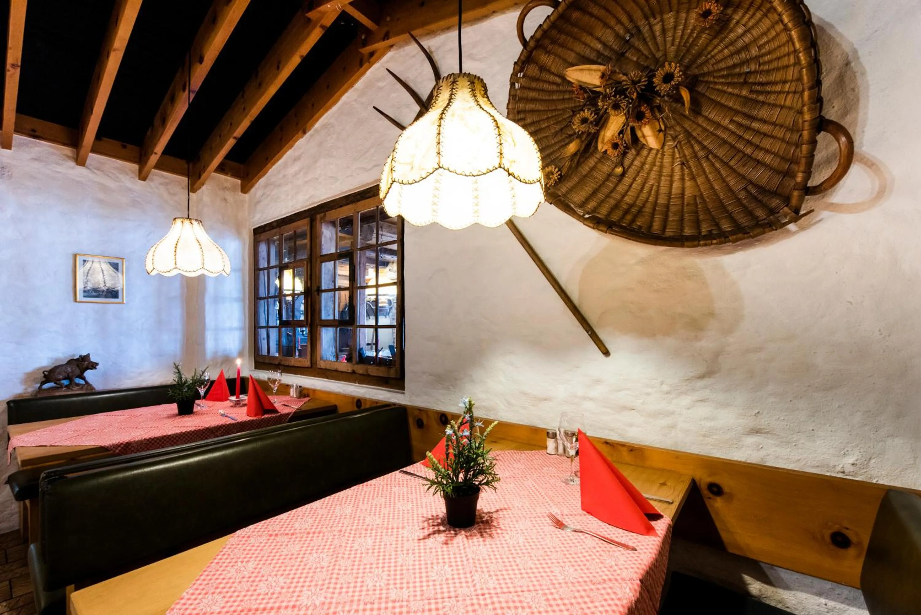 Restaurant/places to eat, Bed in Hotel Brienzerburli