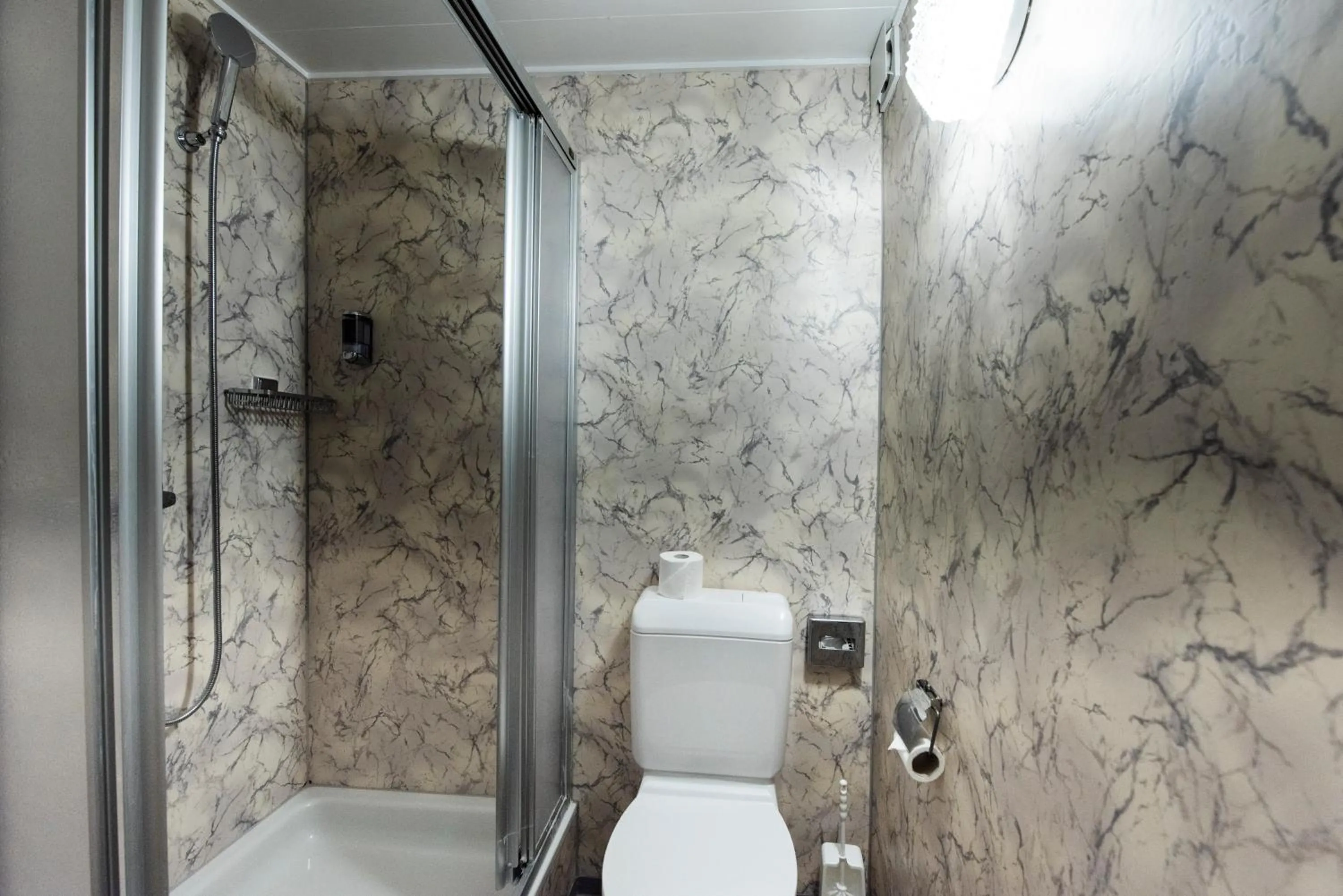 Shower in Hotel Brienzerburli