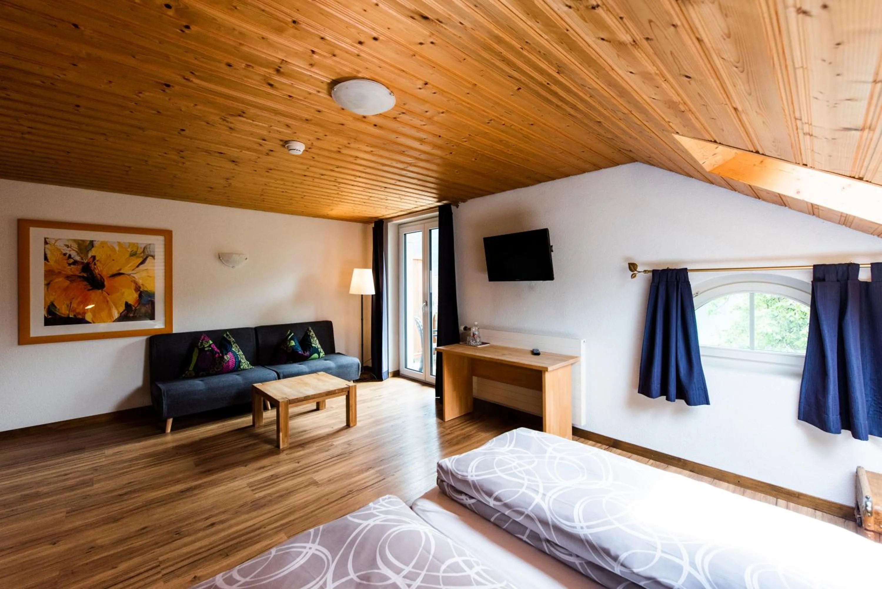 Seating area, Bed in Hotel Brienzerburli