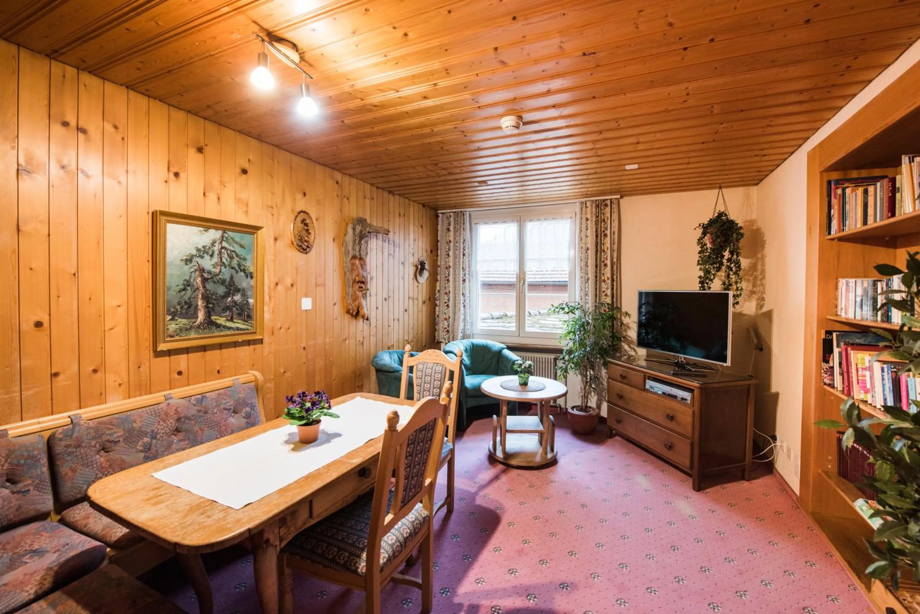 Communal lounge/ TV room in Hotel Brienzerburli