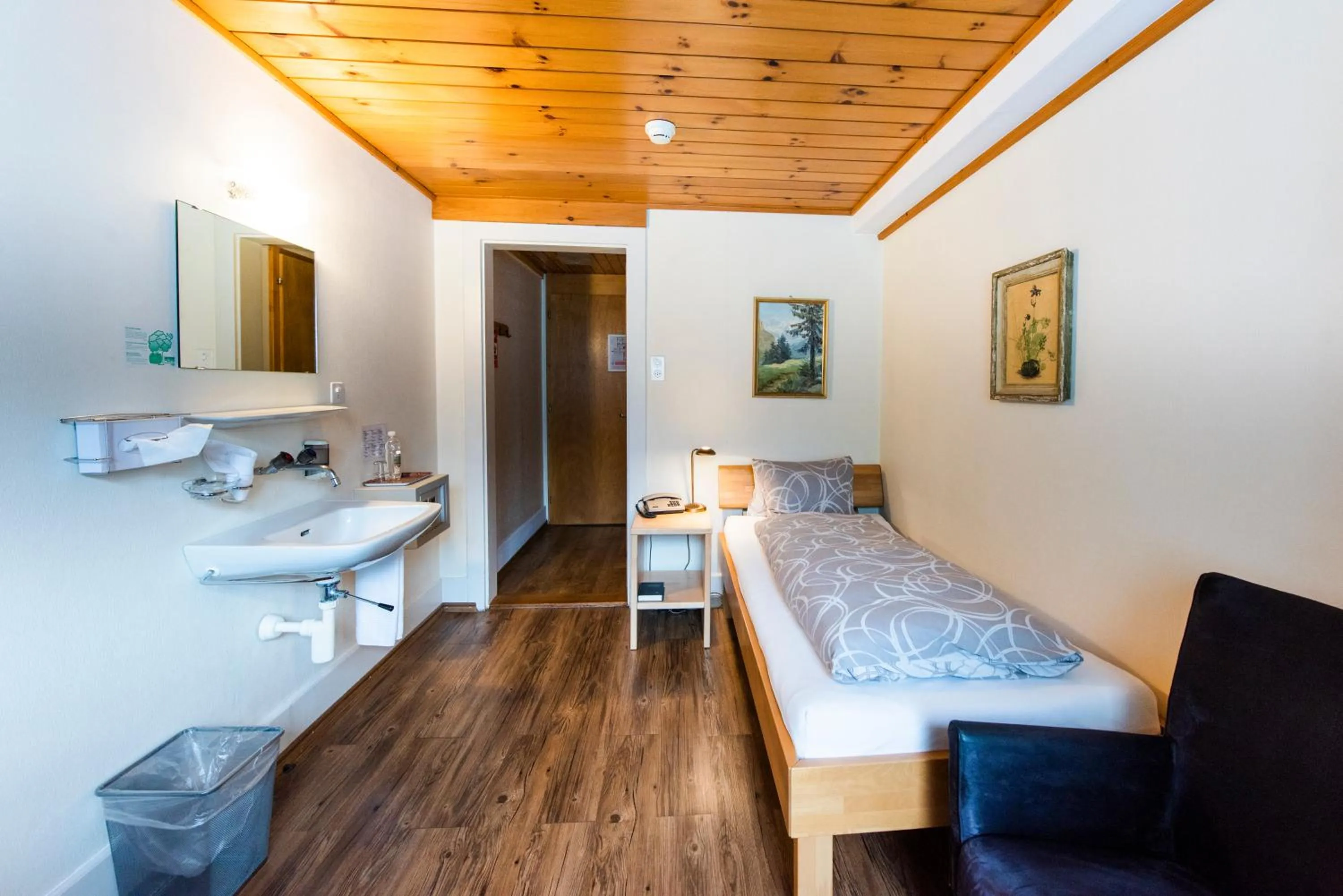 Bedroom, Bed in Hotel Brienzerburli