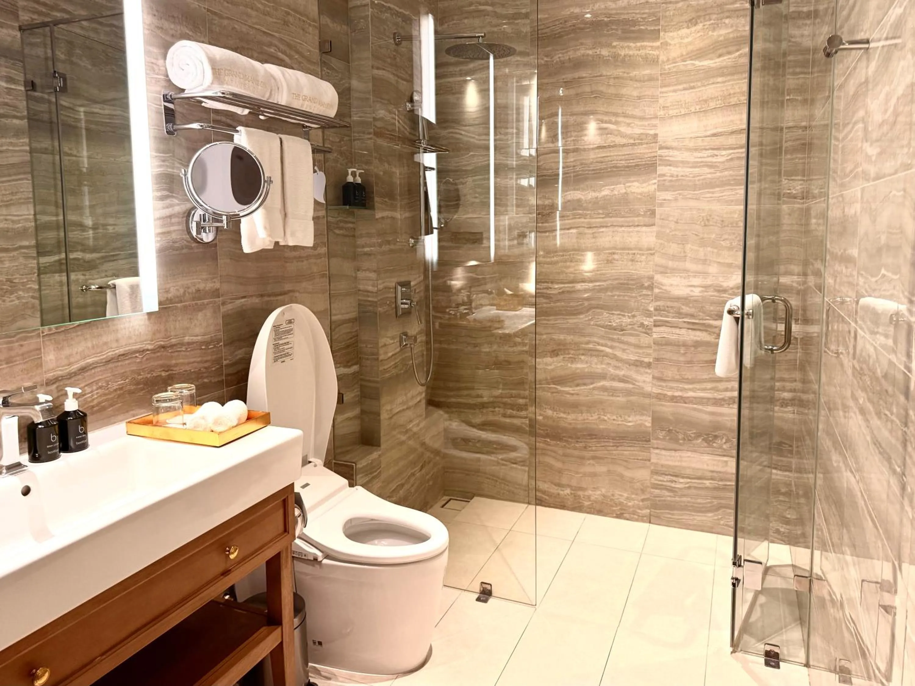 Bathroom in The Grand Mansion Menteng by The Crest Collection