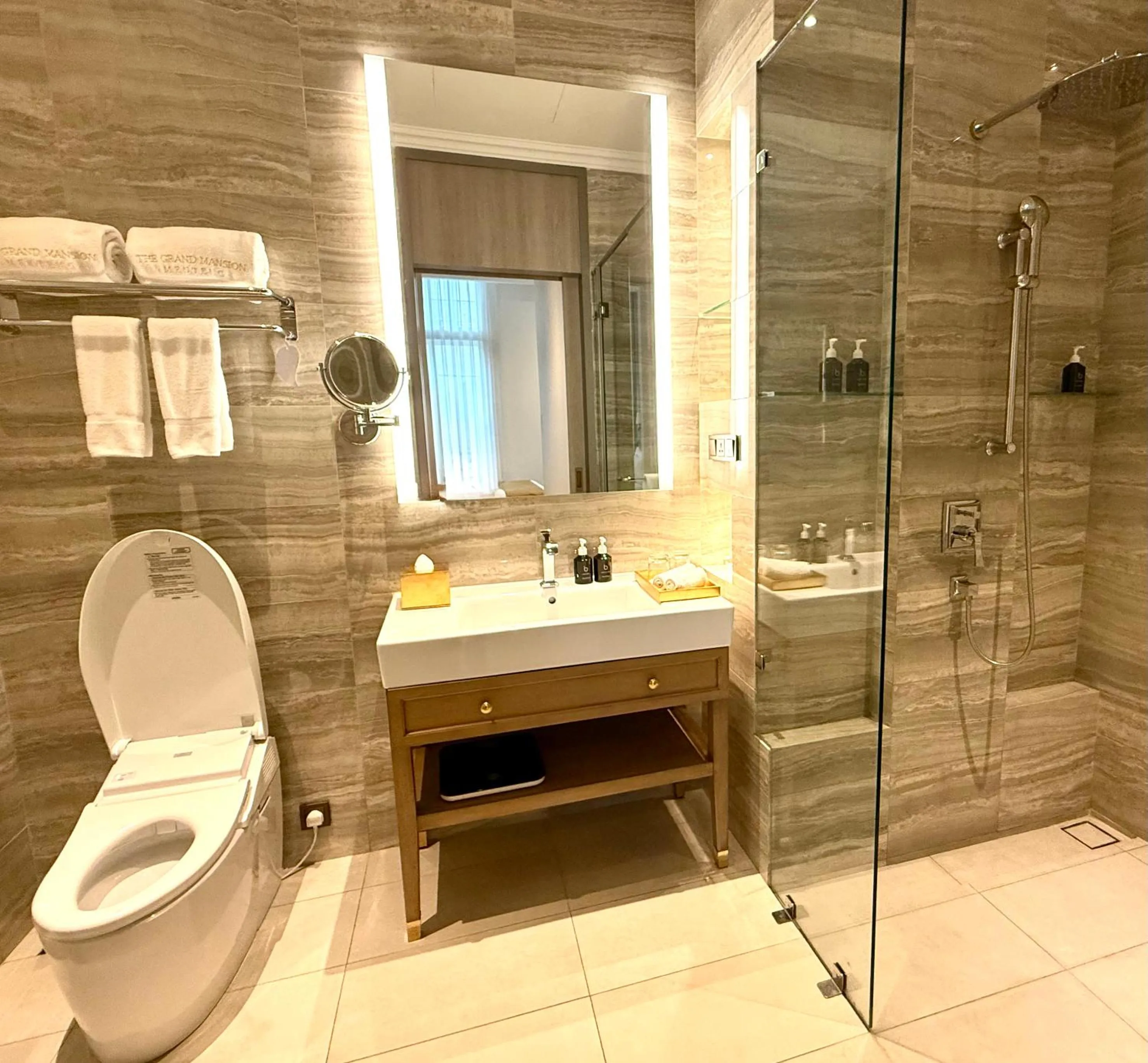 Bathroom in The Grand Mansion Menteng by The Crest Collection