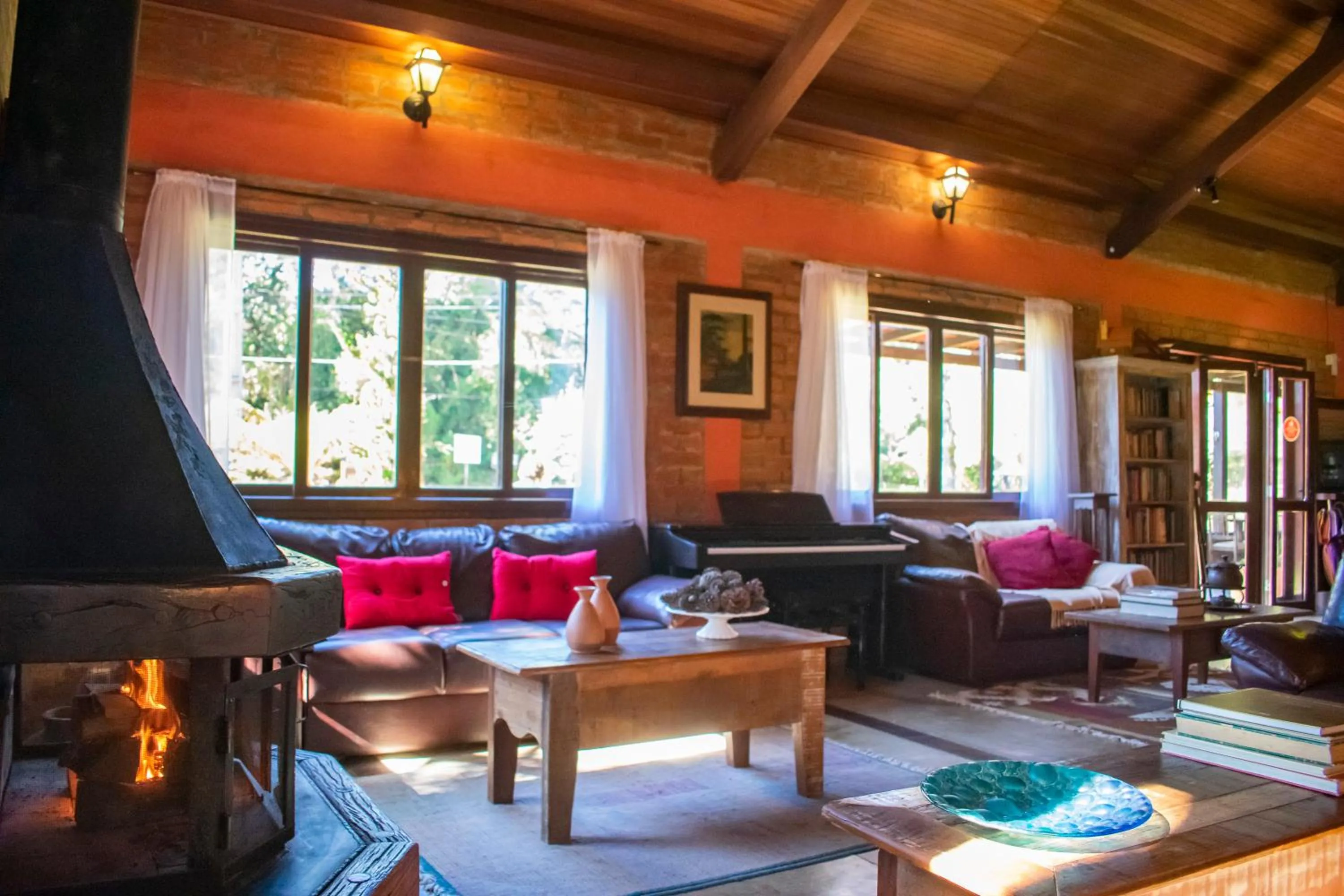 Communal lounge/ TV room in Pousada VillaSerrana