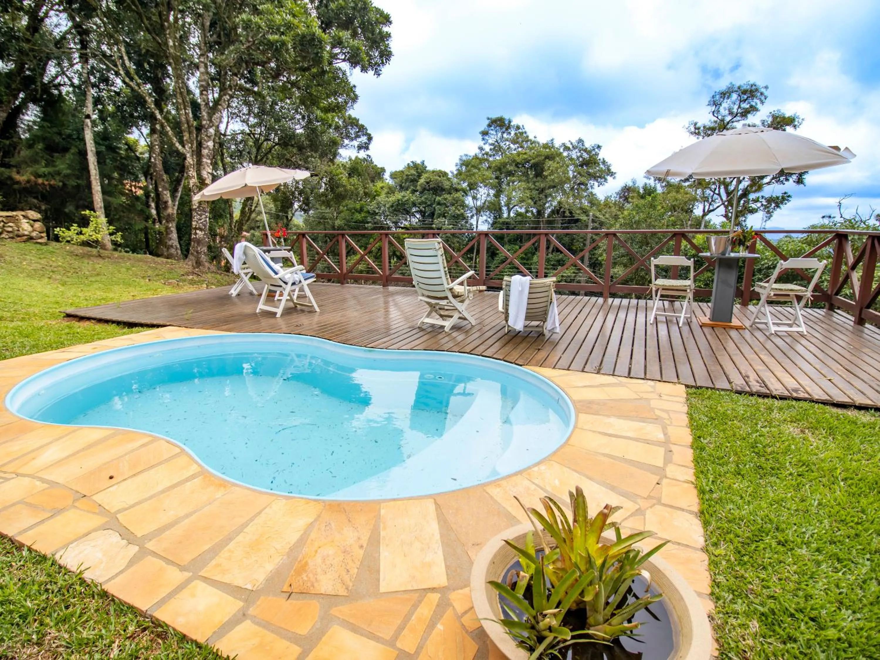 Pool view in Pousada VillaSerrana
