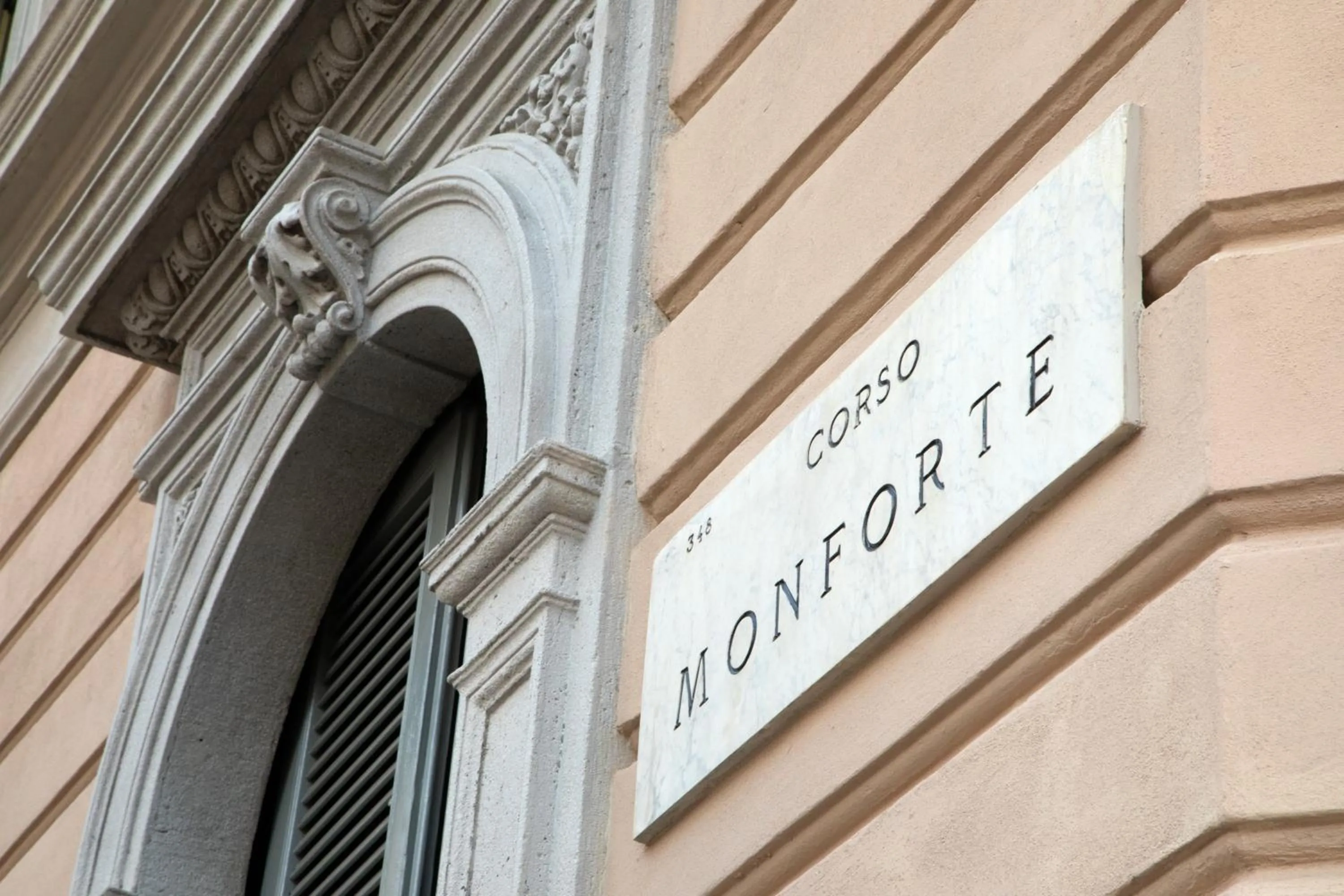 Logo/Certificate/Sign in Daplace - Corso Monforte Suites