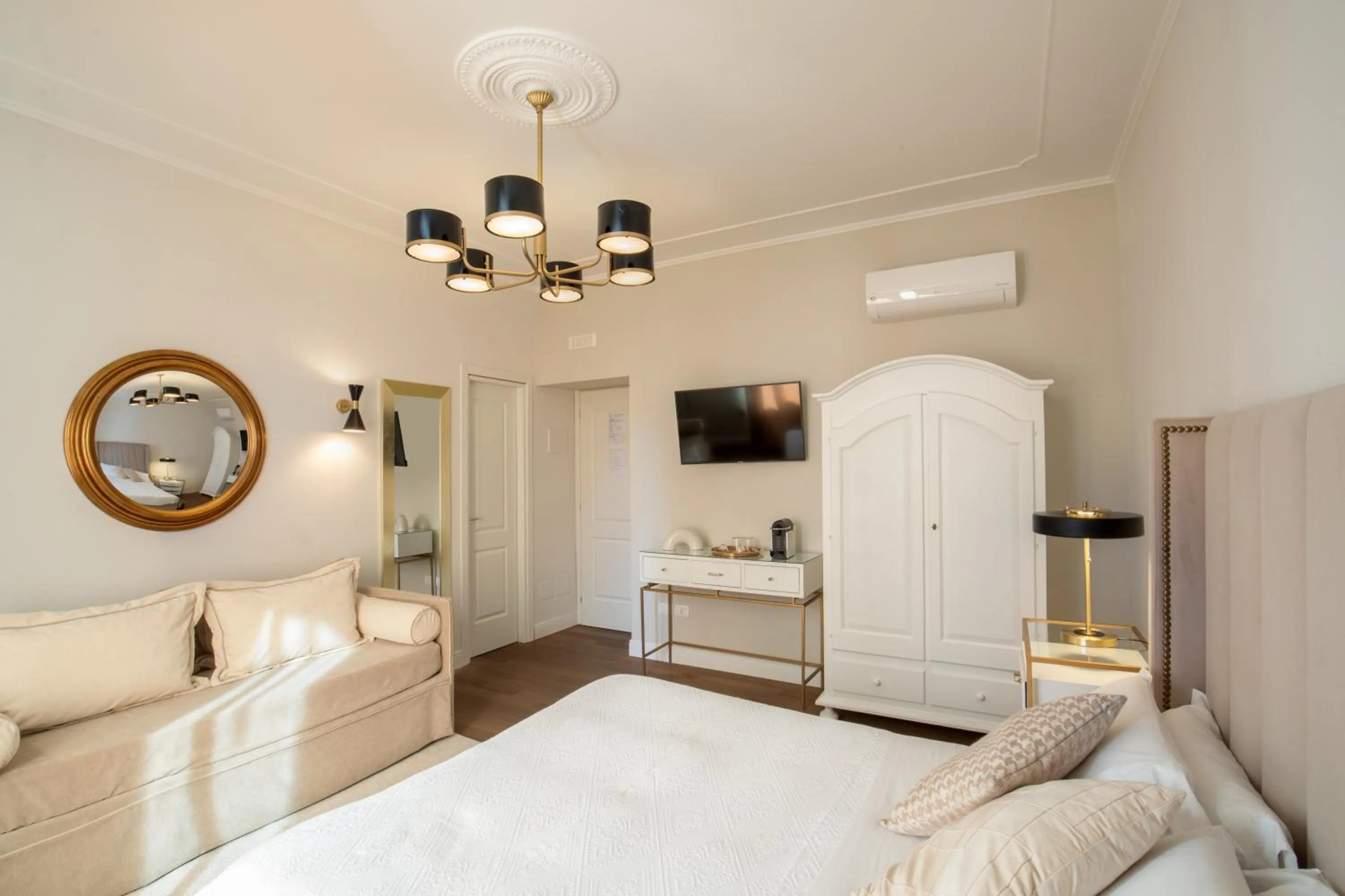 Photo of the whole room, Bed in Daplace - Corso Monforte Suites