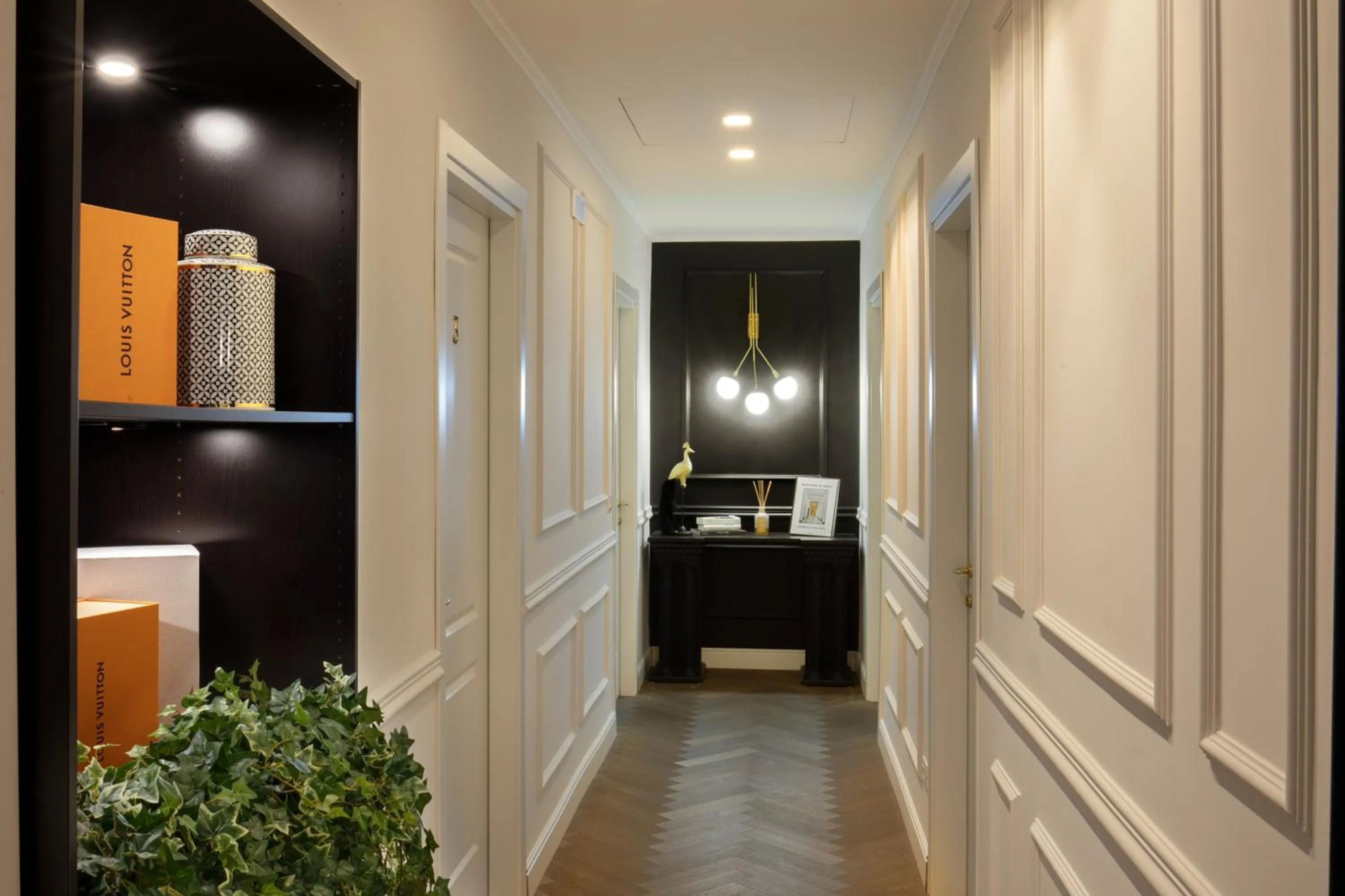 Decorative detail, Bed in Daplace - Corso Monforte Suites