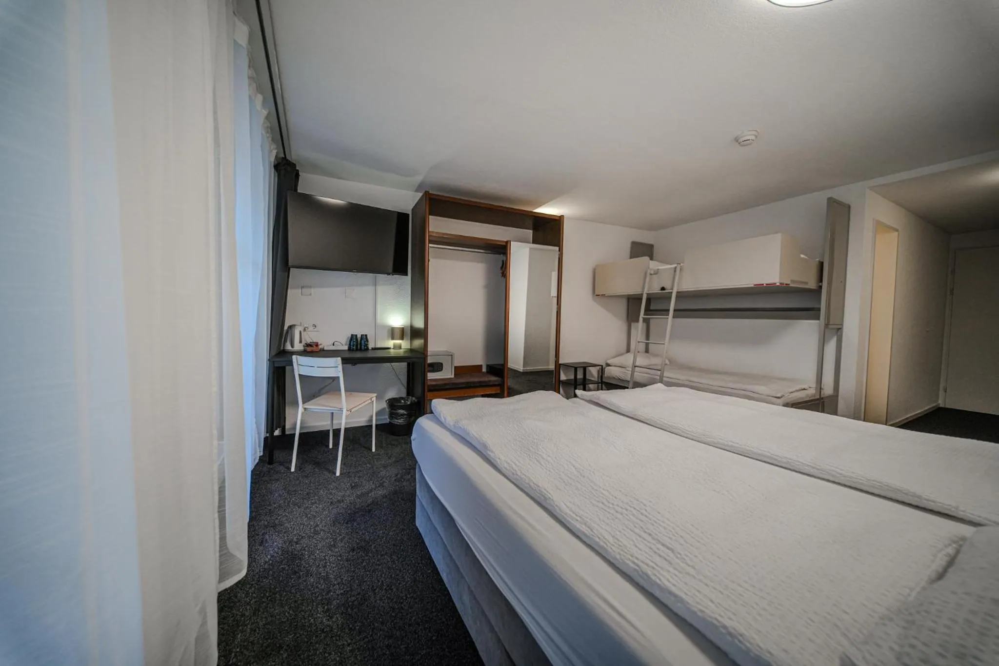 Photo of the whole room, Bed in Hotel Baslertor