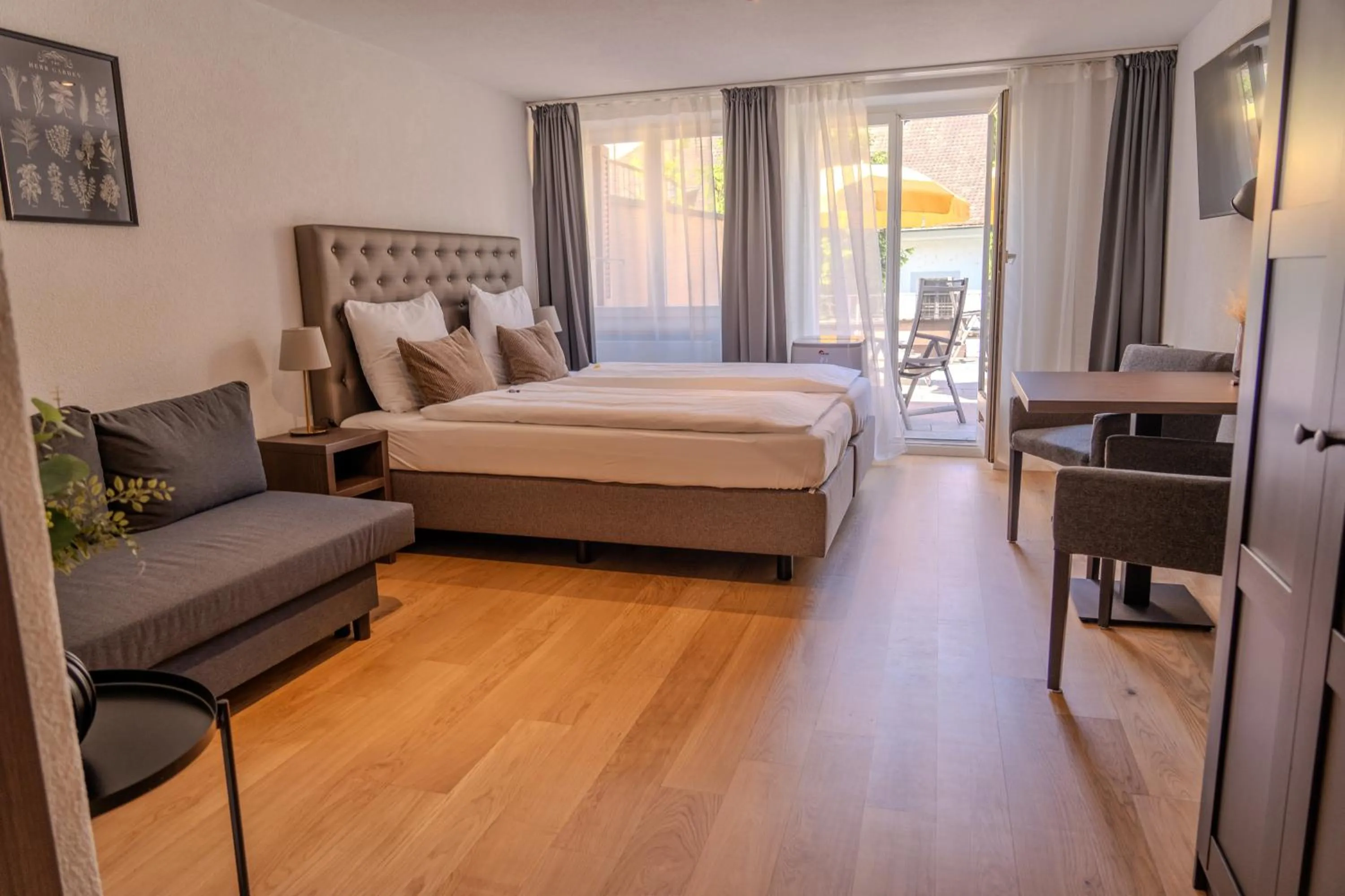 Photo of the whole room, Bed in Hotel Baslertor