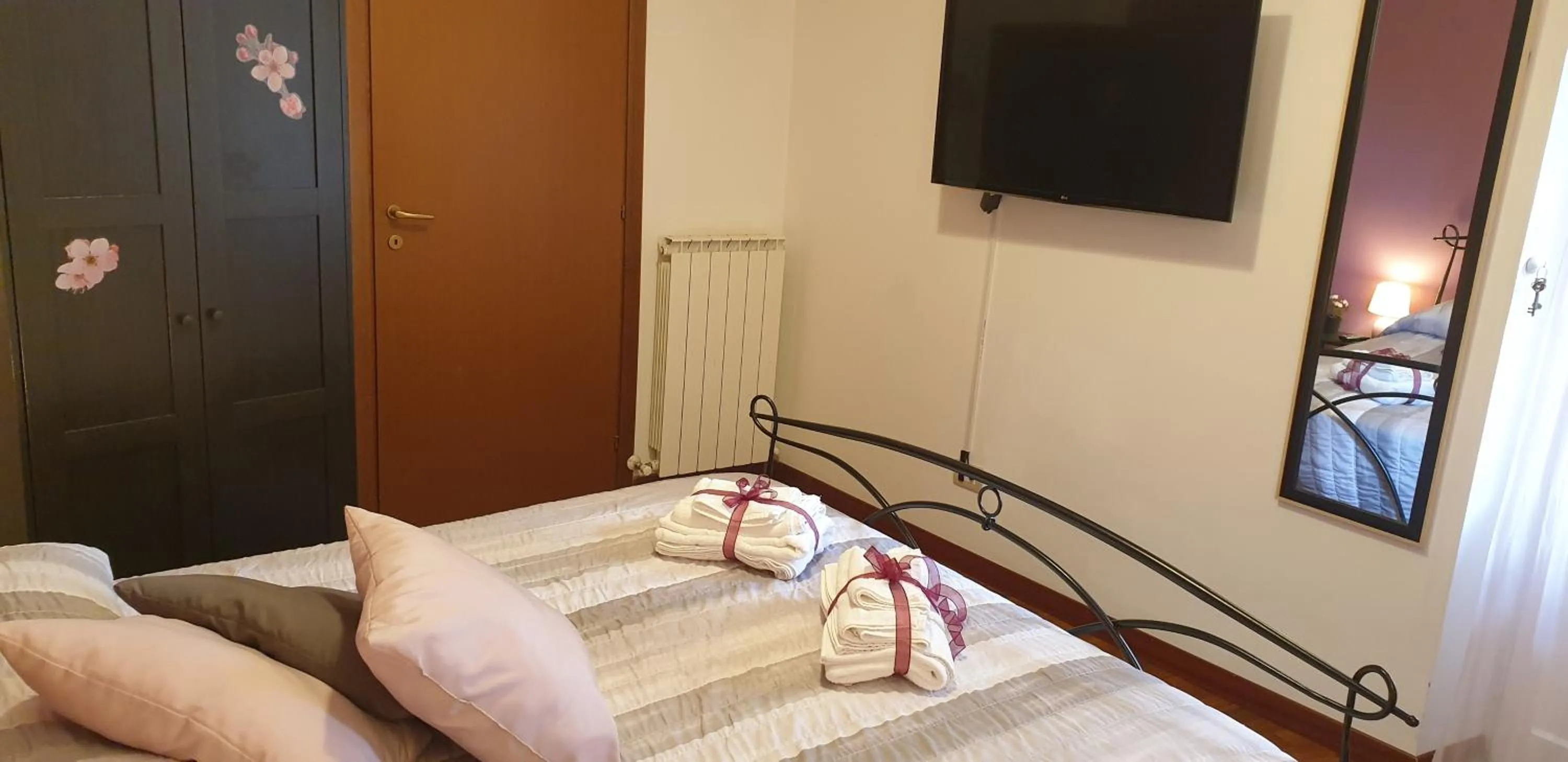 Communal lounge/ TV room, Bed in Saint Peter Vatican City Large Apartment Barbara casa vacanza