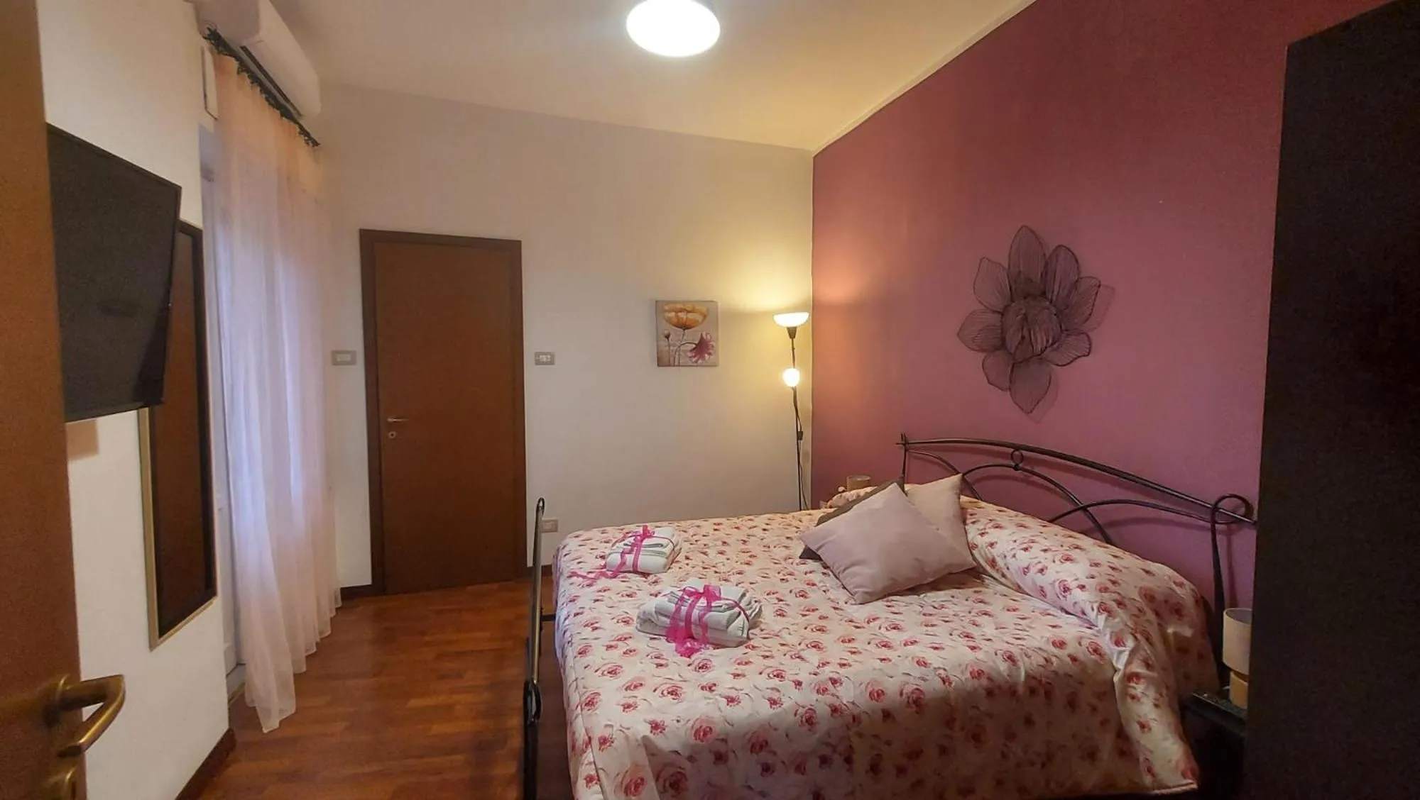 Bedroom, Bed in Saint Peter Vatican City Large Apartment Barbara casa vacanza