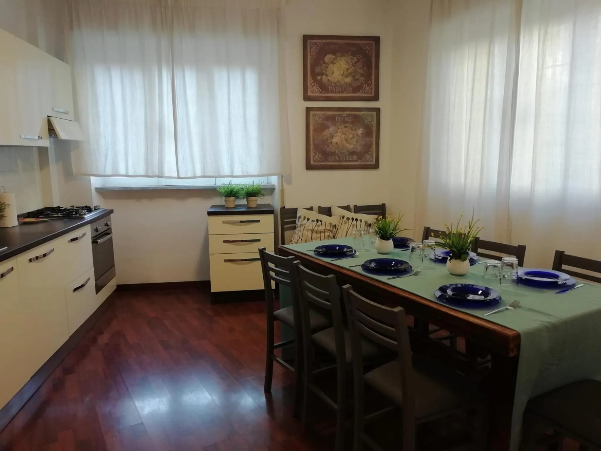 Dining area in Saint Peter Vatican City Large Apartment Barbara casa vacanza